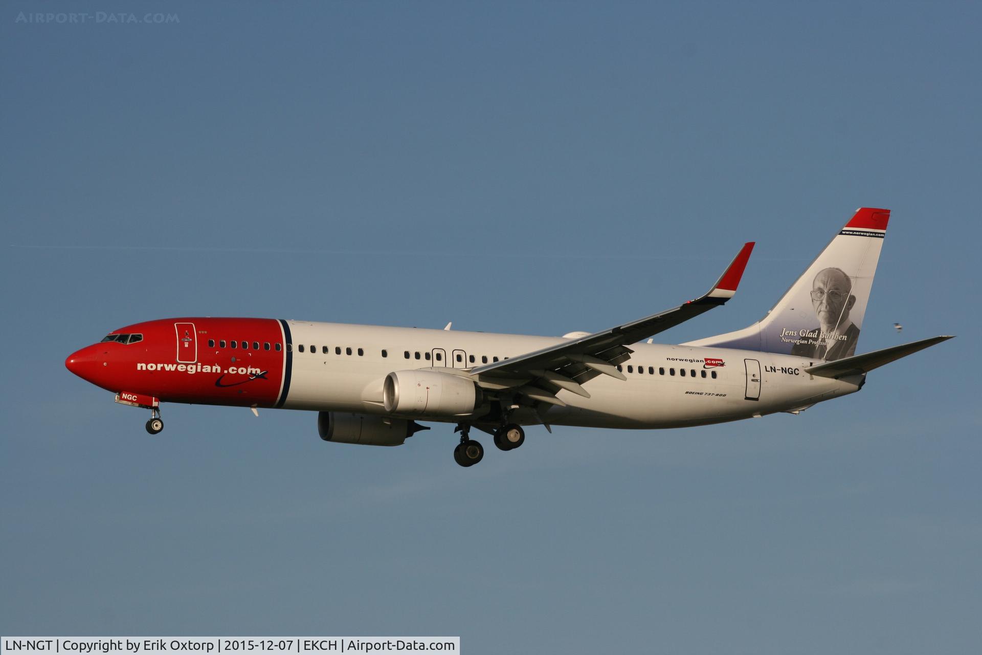 LN-NGT, 2014 Boeing 737-8JP C/N 41125, About to land rw 22L