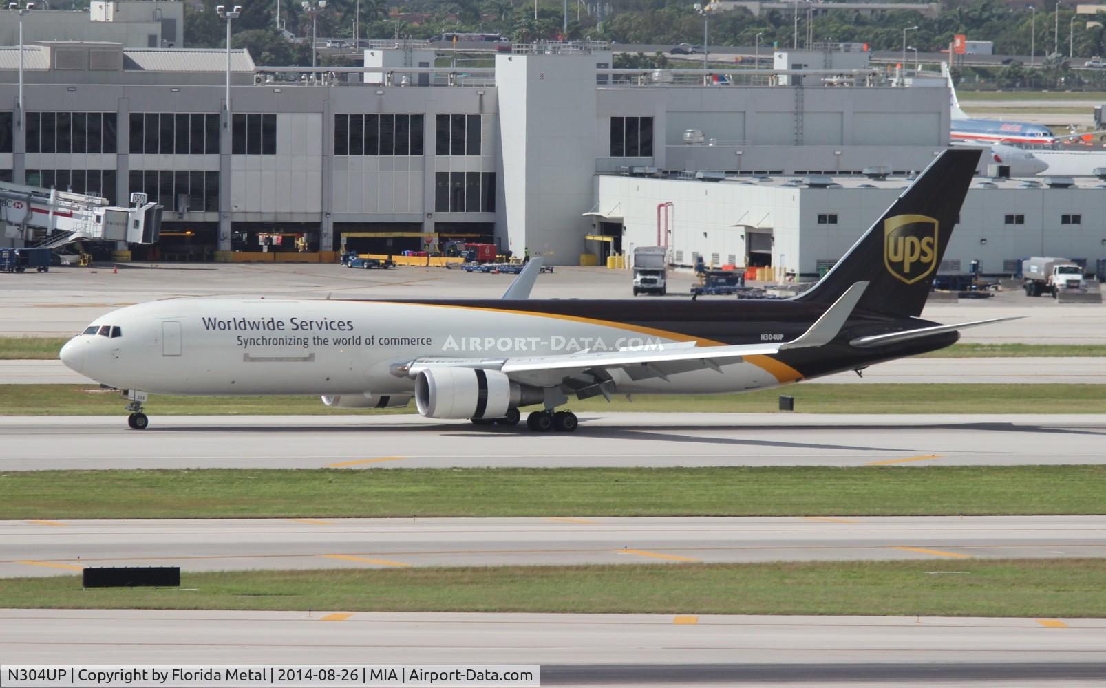 N304UP, 1995 Boeing 767-34AFER C/N 27242, UPS 767-300