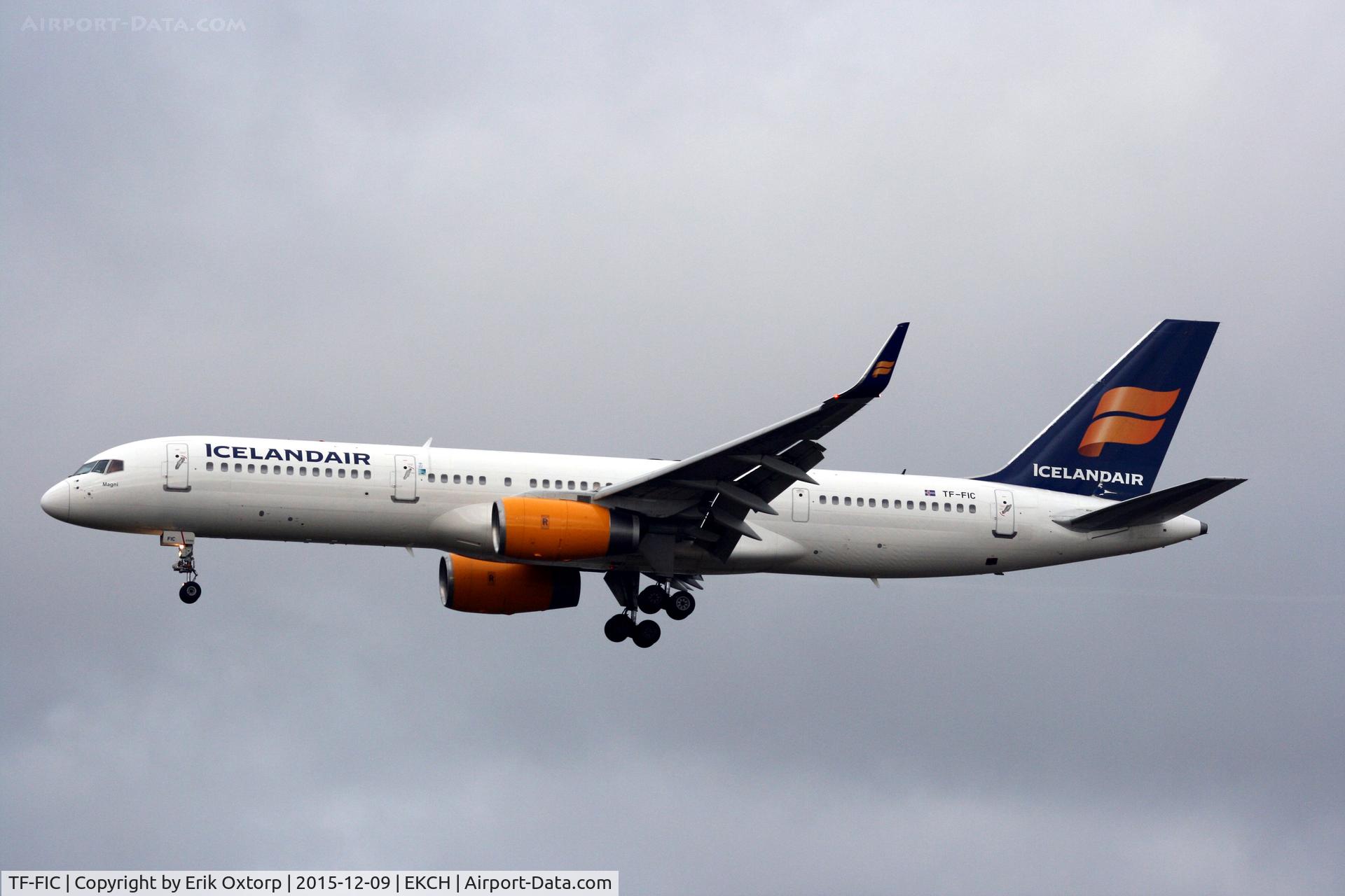 TF-FIC, 2000 Boeing 757-23N C/N 30735, TF-FIC landing rw 22L