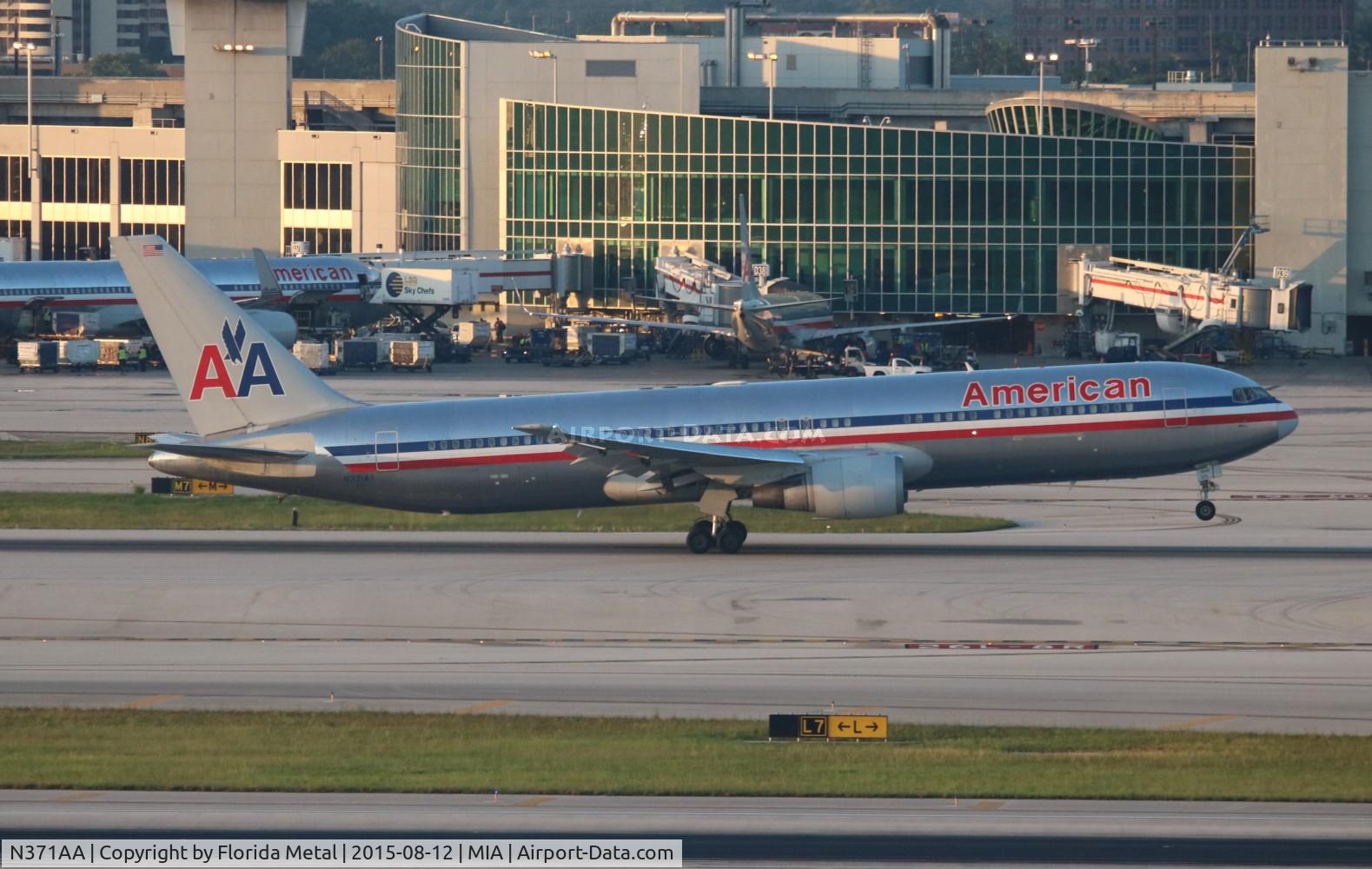 N371AA, 1992 Boeing 767-323 C/N 25198, American