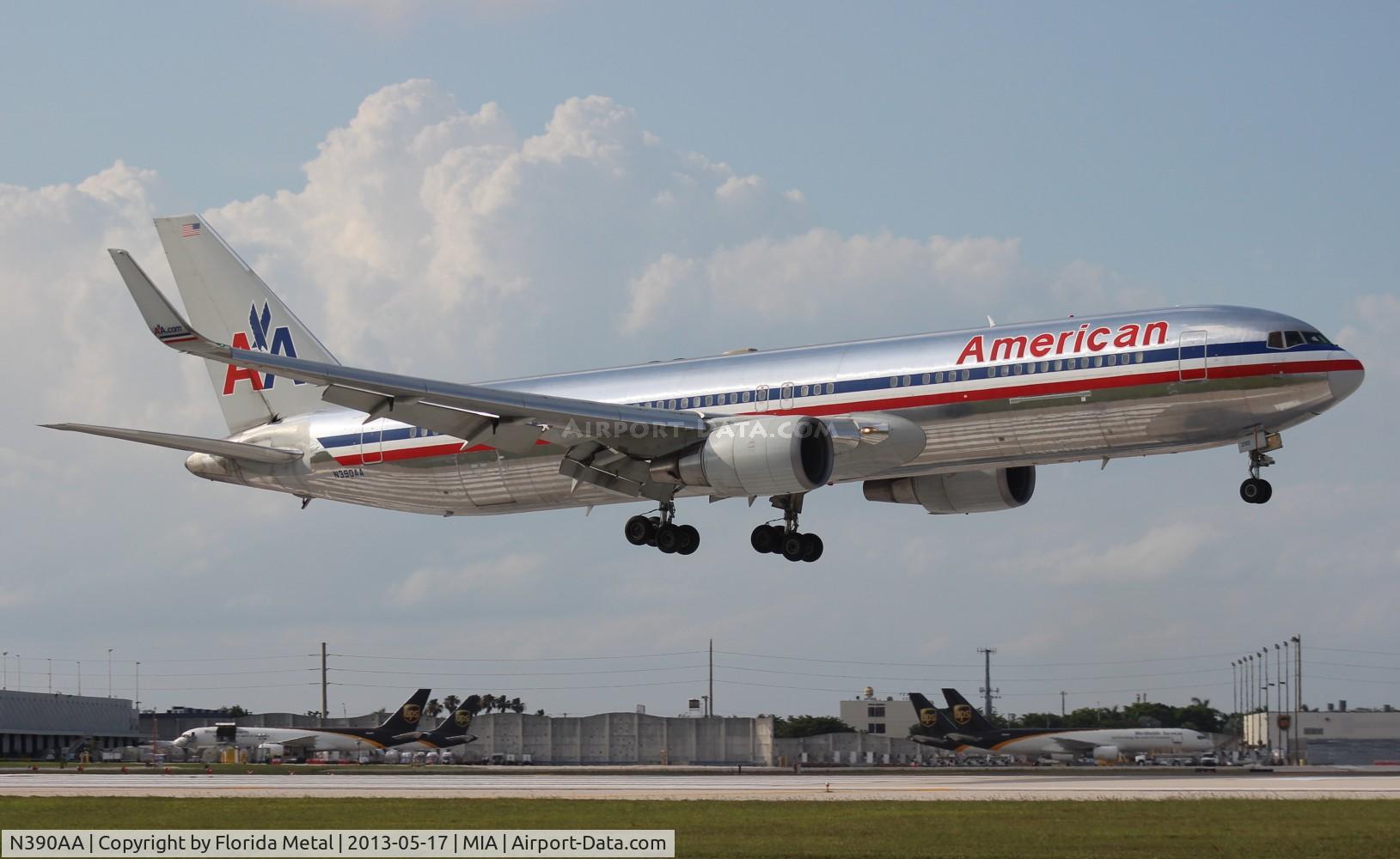 N390AA, 1995 Boeing 767-323 C/N 27450, American