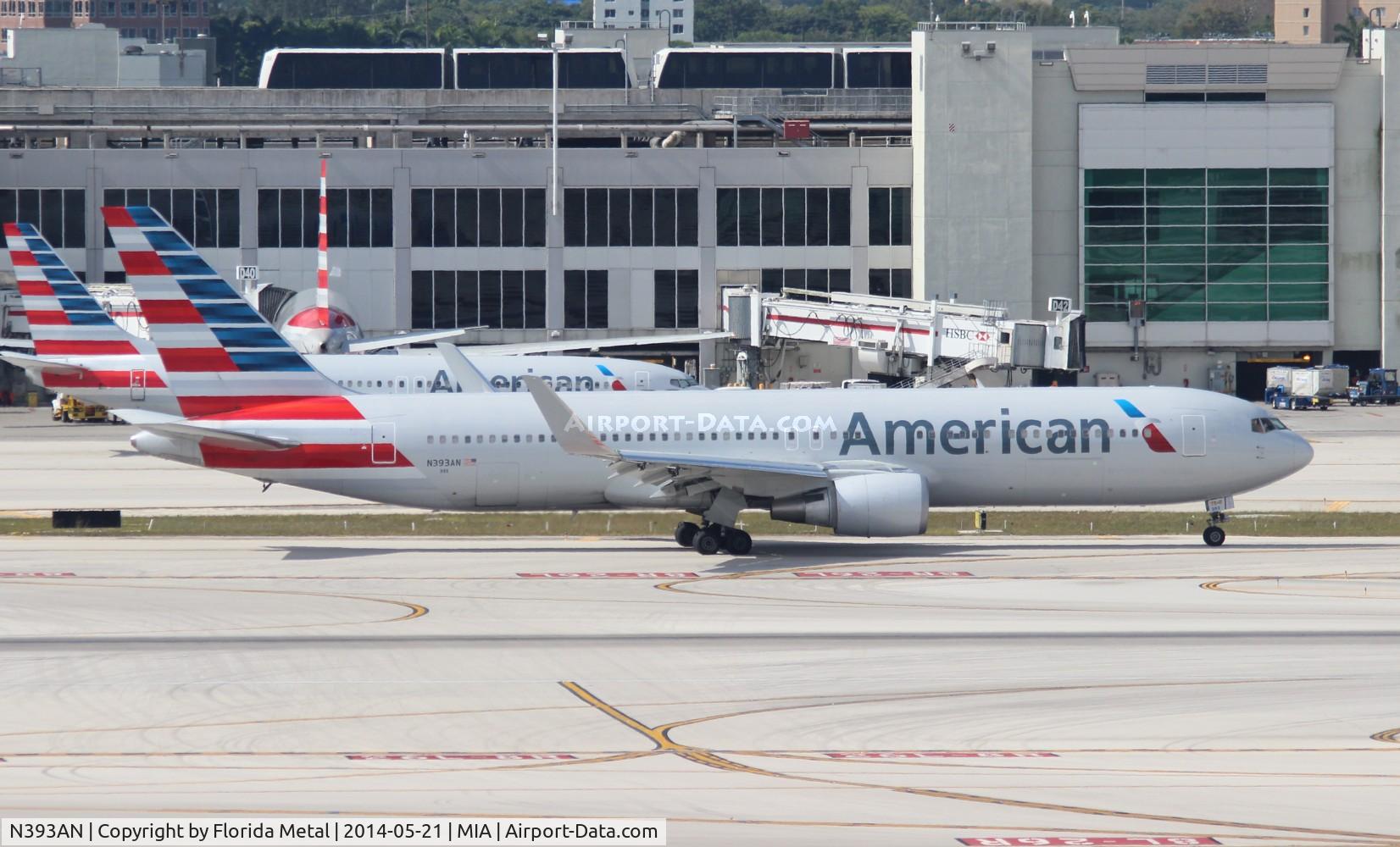 N393AN, 1998 Boeing 767-323 C/N 29430, American