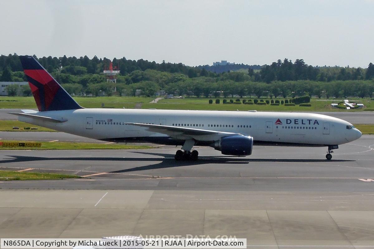 N865DA, 1999 Boeing 777-232 C/N 29737, At Narita