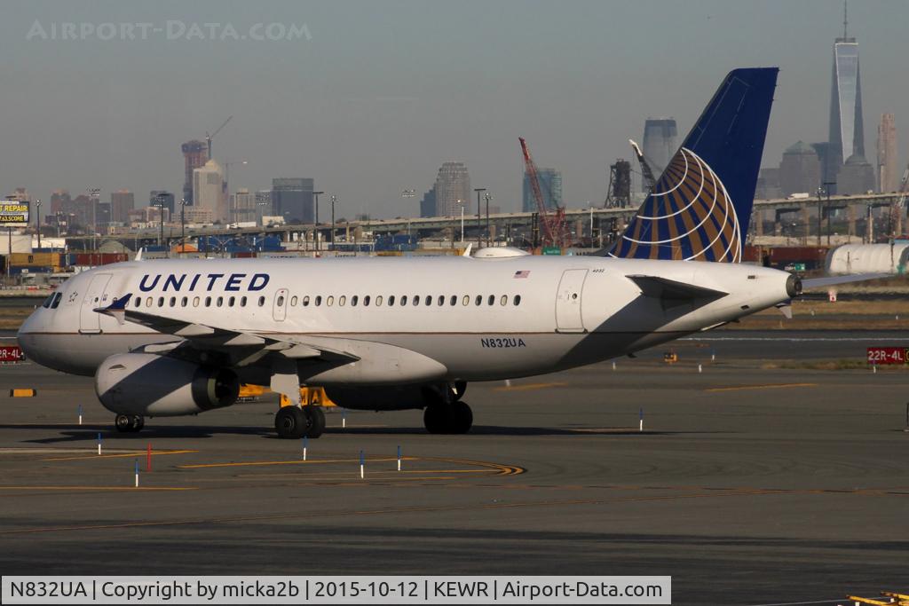 N832UA, 2000 Airbus A319-131 C/N 1321, Taxiing