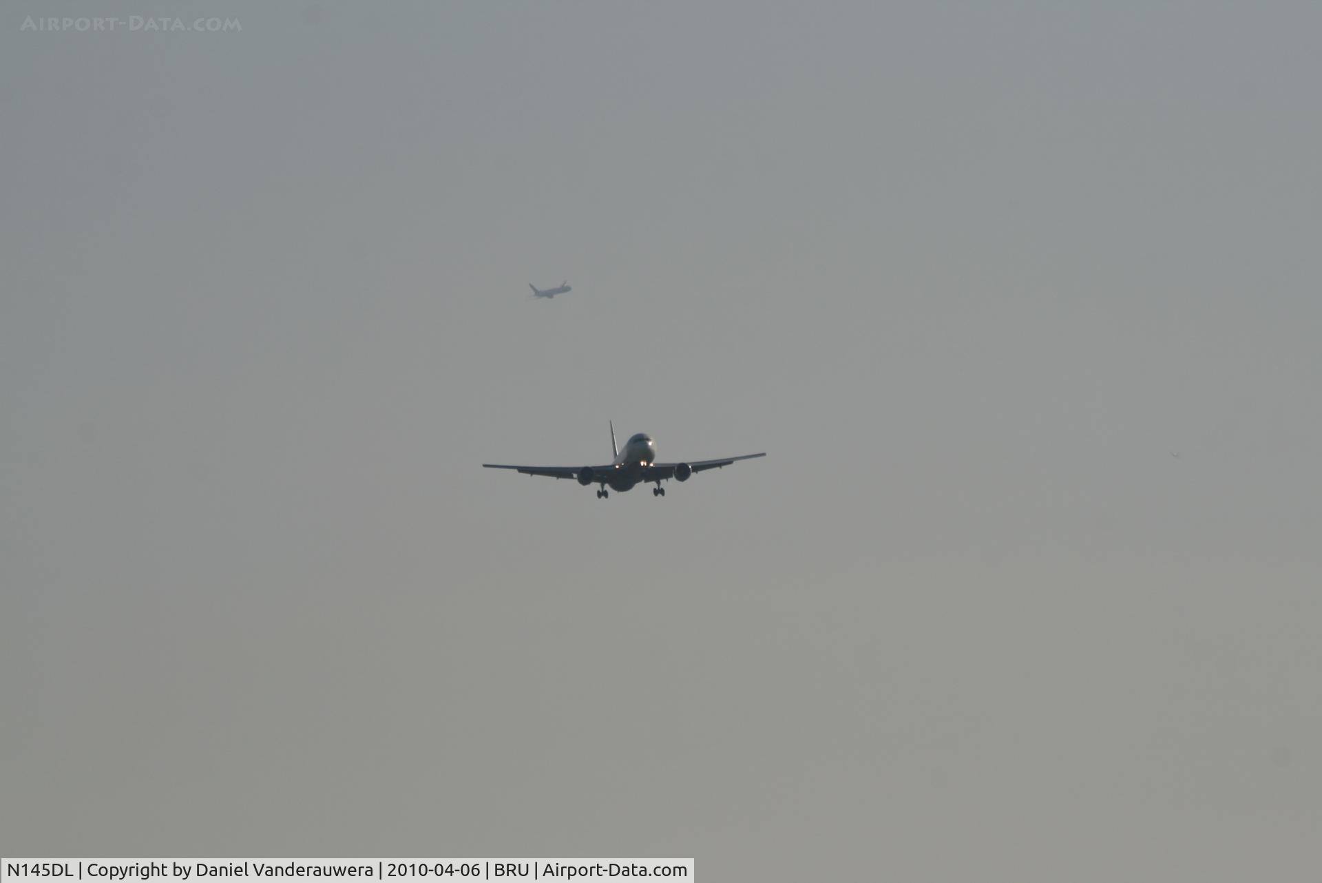 N145DL, 2005 Vans RV-8 C/N 81286, On approach to RWY 25L :  767-3P6ER  N145DL (flight DL124)  followed by  767-322ER  N643UA (flight UA950)