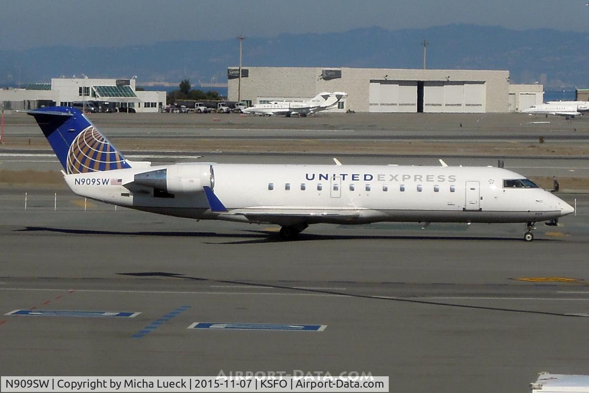 N909SW, 2001 Bombardier CRJ-200LR (CL-600-2B19) C/N 7558, At San Francisco
