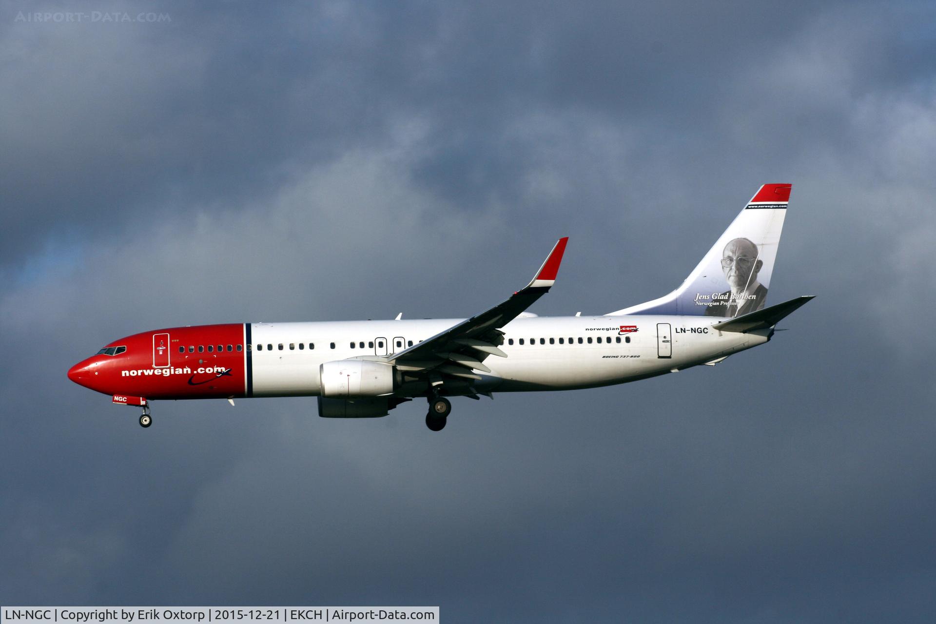 LN-NGC, 2012 Boeing 737-8JP C/N 39016, LN-NGC landing rw 22L