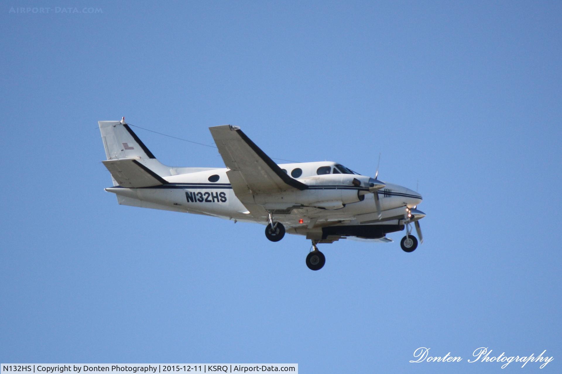 N132HS, 1972 Beech E90 King Air C/N LW-8, Beechcraft Super King Air 200 (N132HS) arrives at Sarasota-Bradenton International Airport