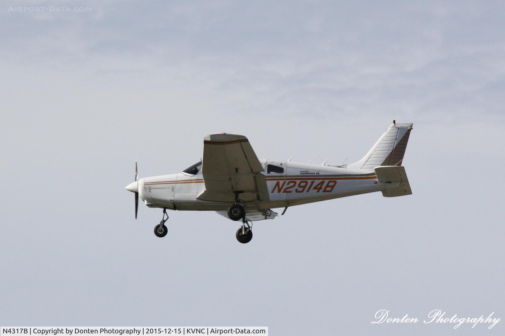 N4317B, 1983 Piper PA-28-161 Cherokee C/N 28-8416001, Piper Cherokee (N4317B) arrives at Venice Municipal Airport
