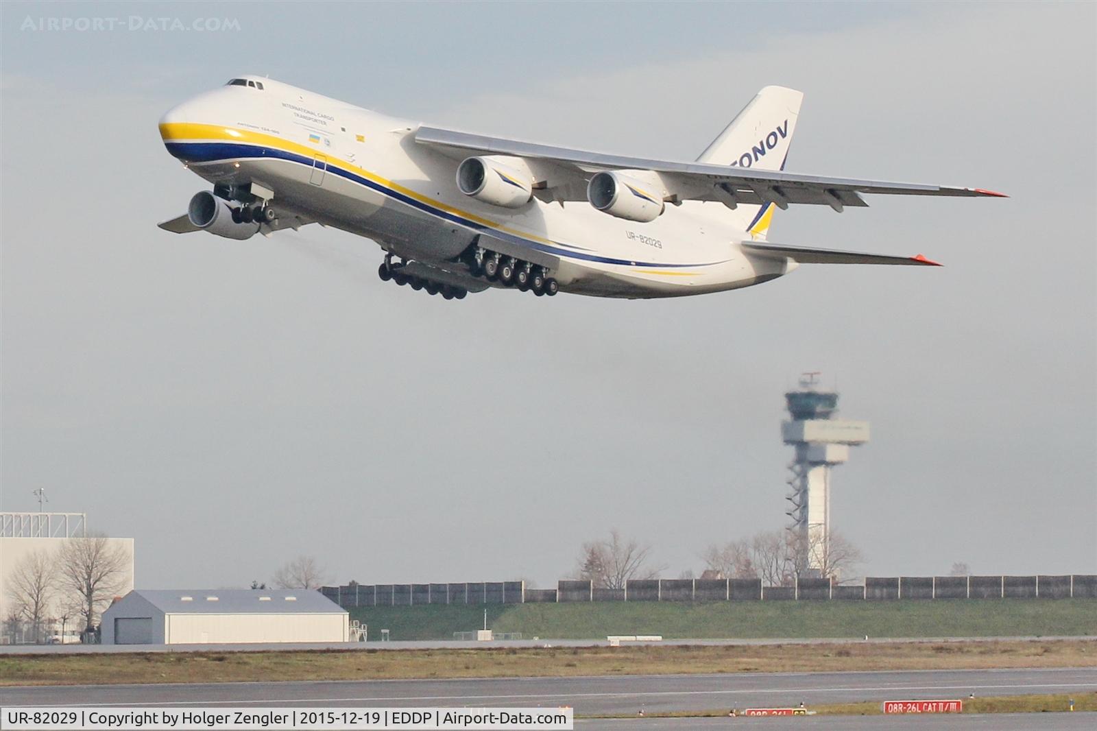 UR-82029, 1991 Antonov An-124-100 Ruslan C/N 19530502630/0210, Big baby in rather new livery is departing on rwy 26L....
