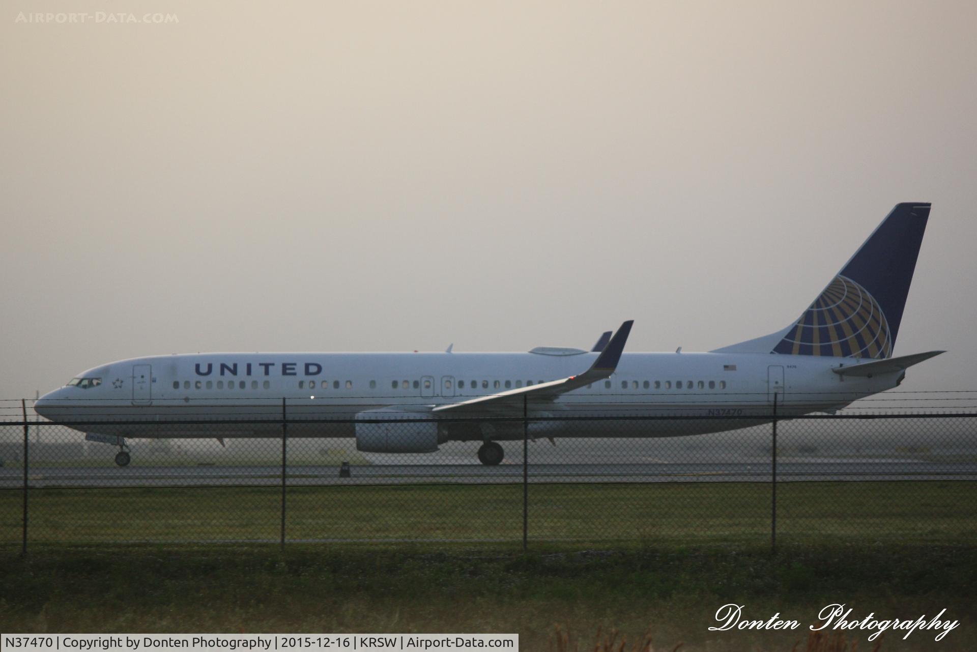 N37470, 2013 Boeing 737-924/ER C/N 37099, United Flight 1464 (N37470) departs Southwest Florida International Airport enroute to Houston-Bush Intercontinental Airport