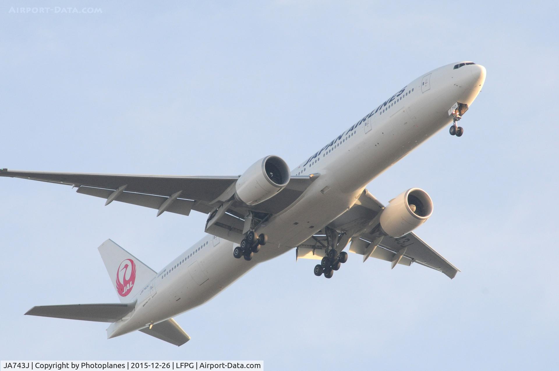 JA743J, 2009 Boeing 777-346/ER C/N 36130, Landing to cdg