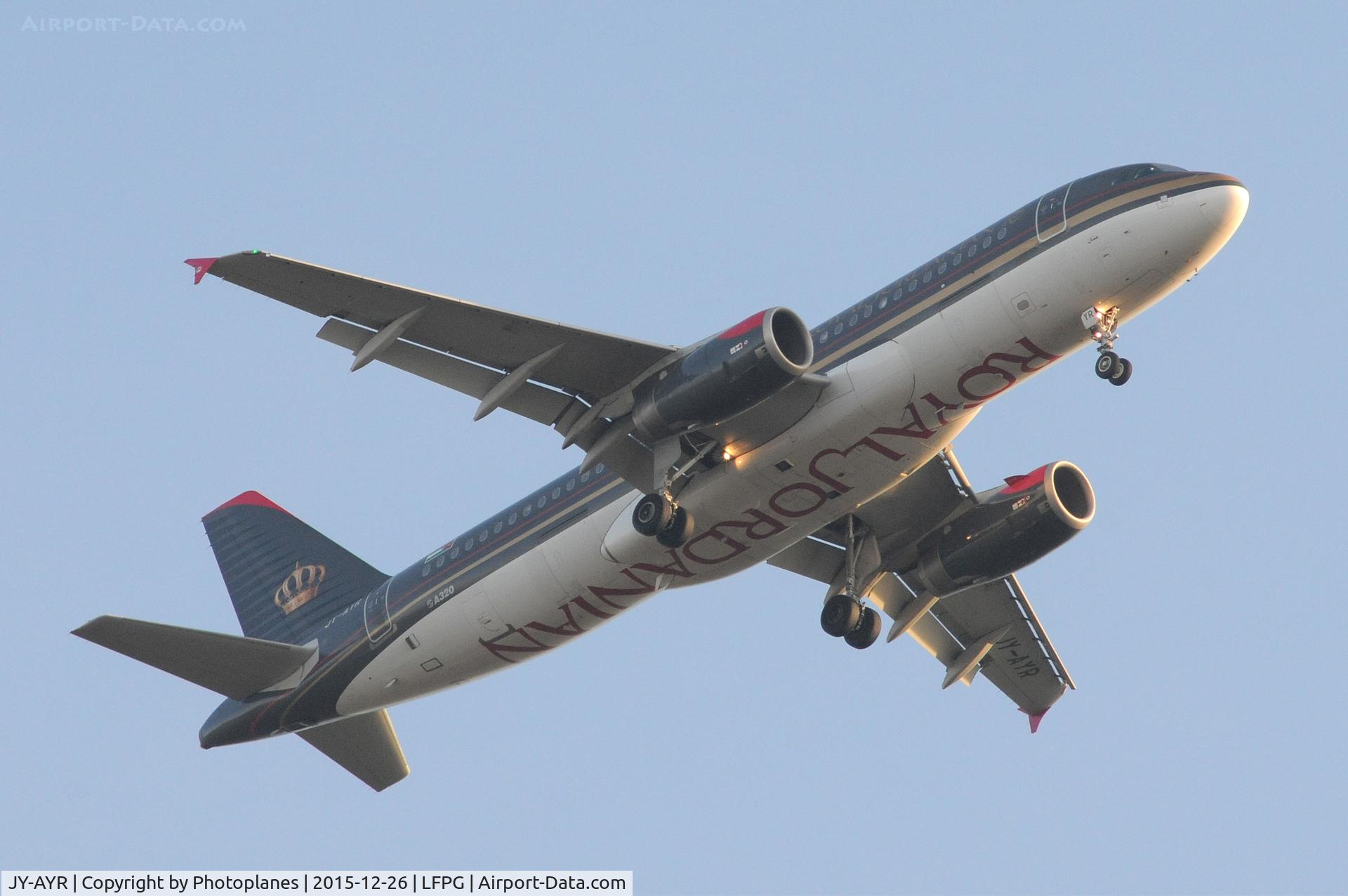 JY-AYR, 2011 Airbus A320-232 C/N 4817, landing to cdg