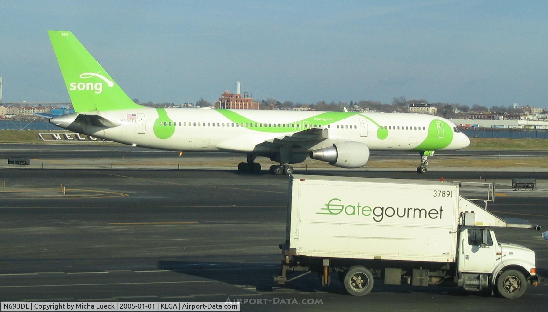 N693DL, 1998 Boeing 757-232 C/N 29725, At La Guardia