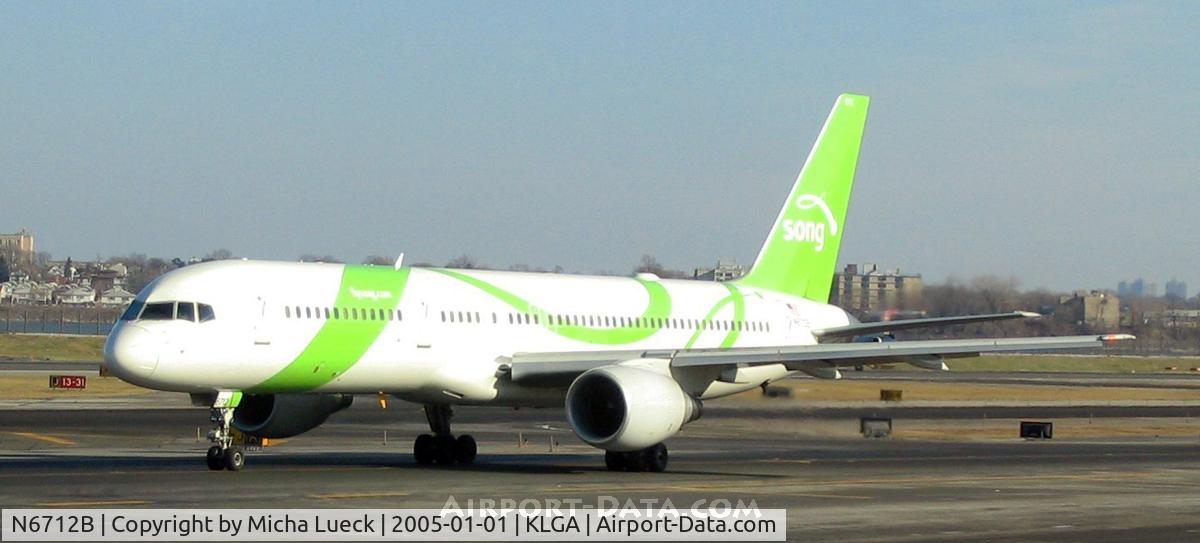 N6712B, 2000 Boeing 757-232 C/N 30484, At La Guardia