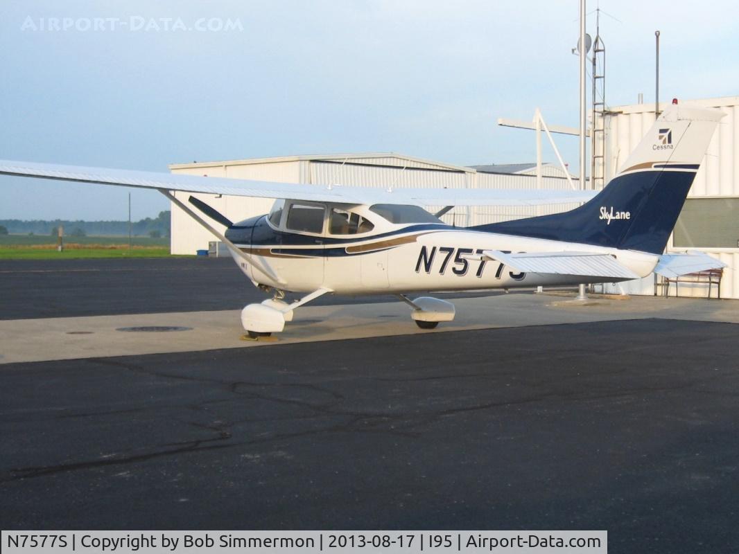 N7577S, 1976 Cessna 182Q Skylane C/N 18265226, On the ramp at Kenton, Ohio