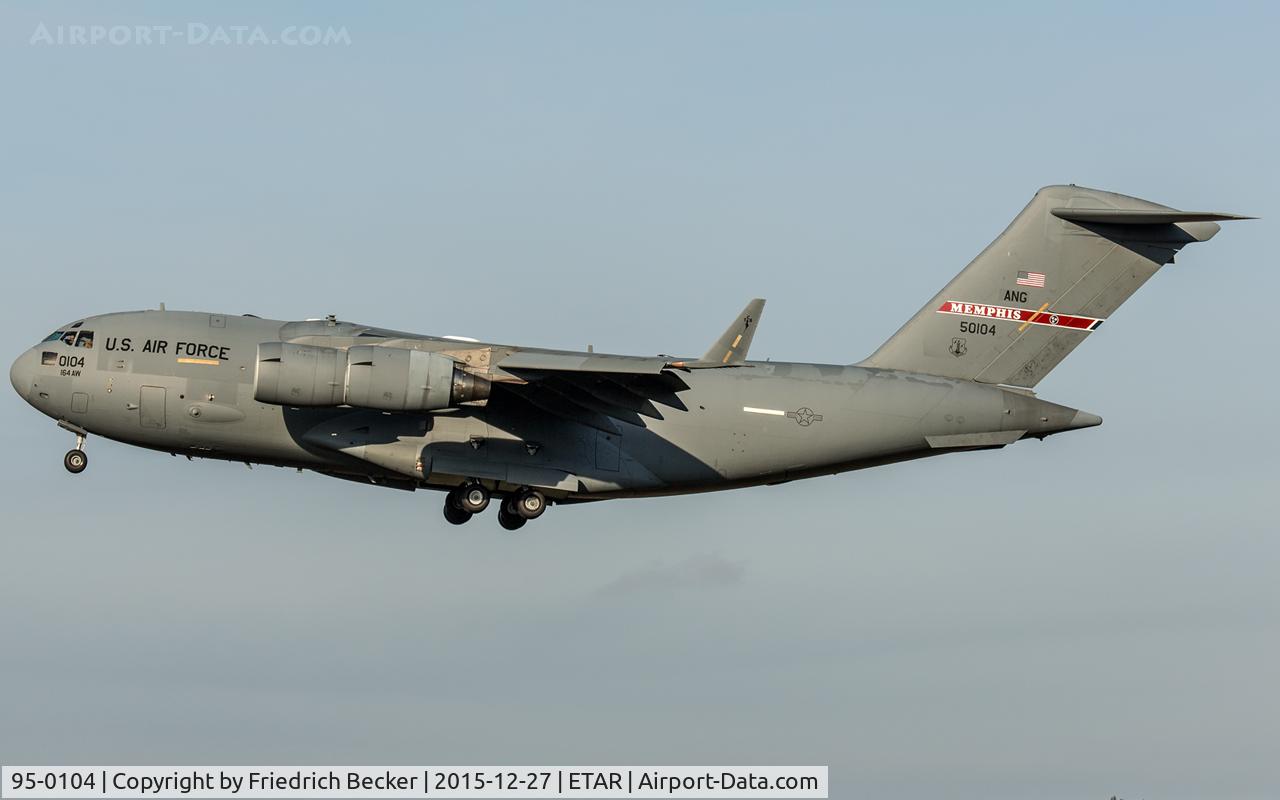 95-0104, 1995 McDonnell Douglas C-17A Globemaster III C/N P-29, on final RW26