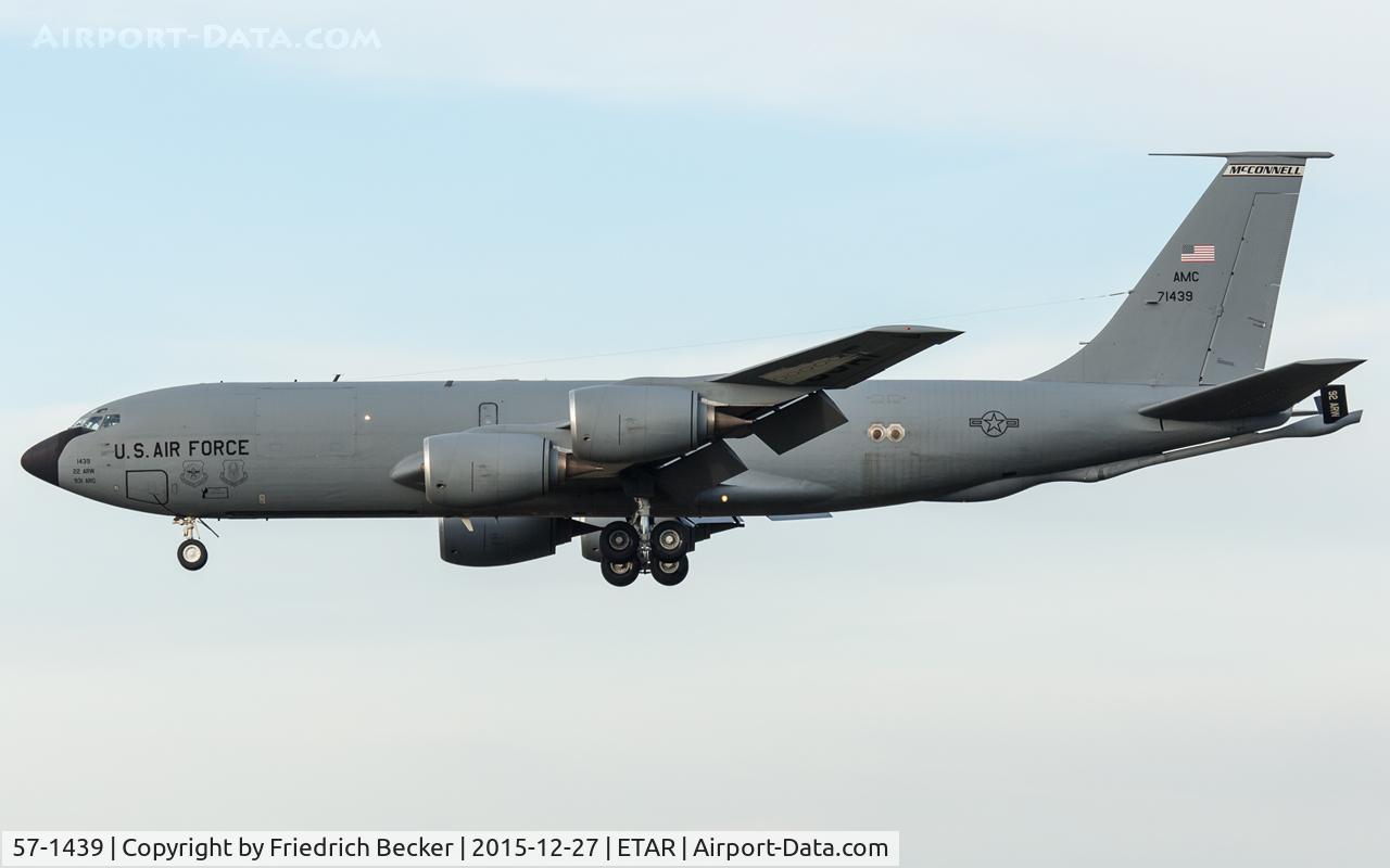 57-1439, 1957 Boeing KC-135R Stratotanker C/N 17510, on final RW26
