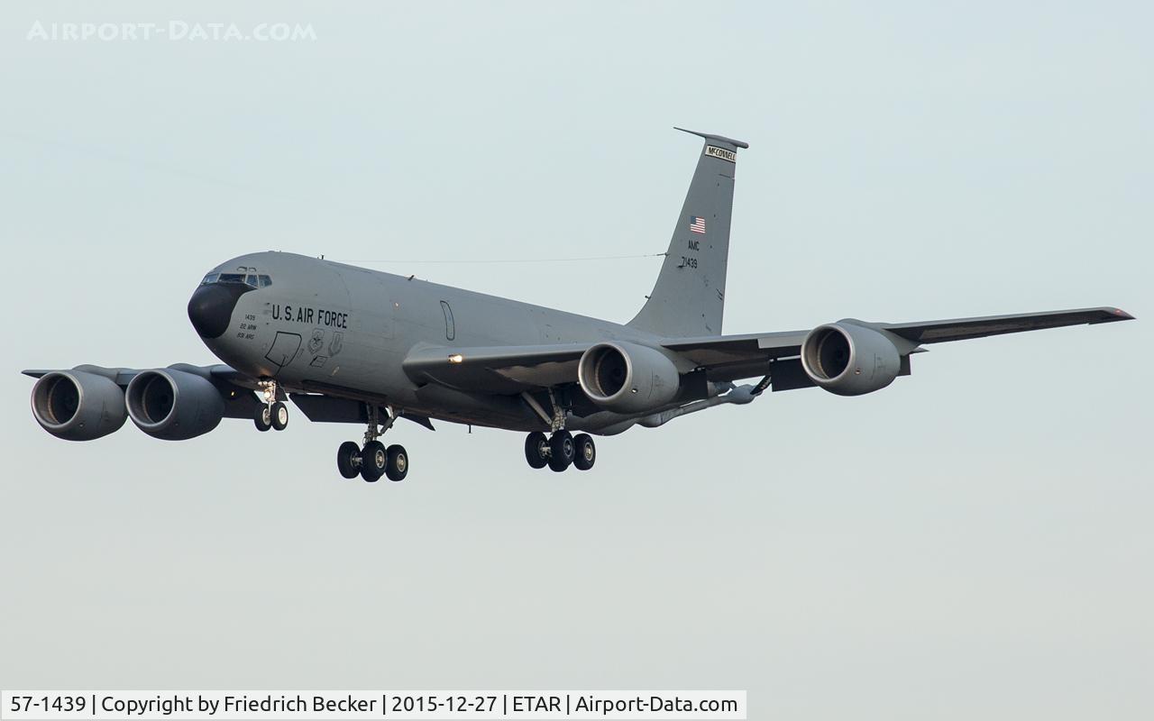 57-1439, 1957 Boeing KC-135R Stratotanker C/N 17510, on final RW26