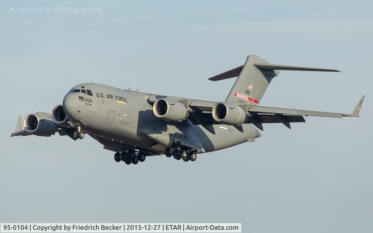 95-0104, 1995 McDonnell Douglas C-17A Globemaster III C/N P-29, on final RW26