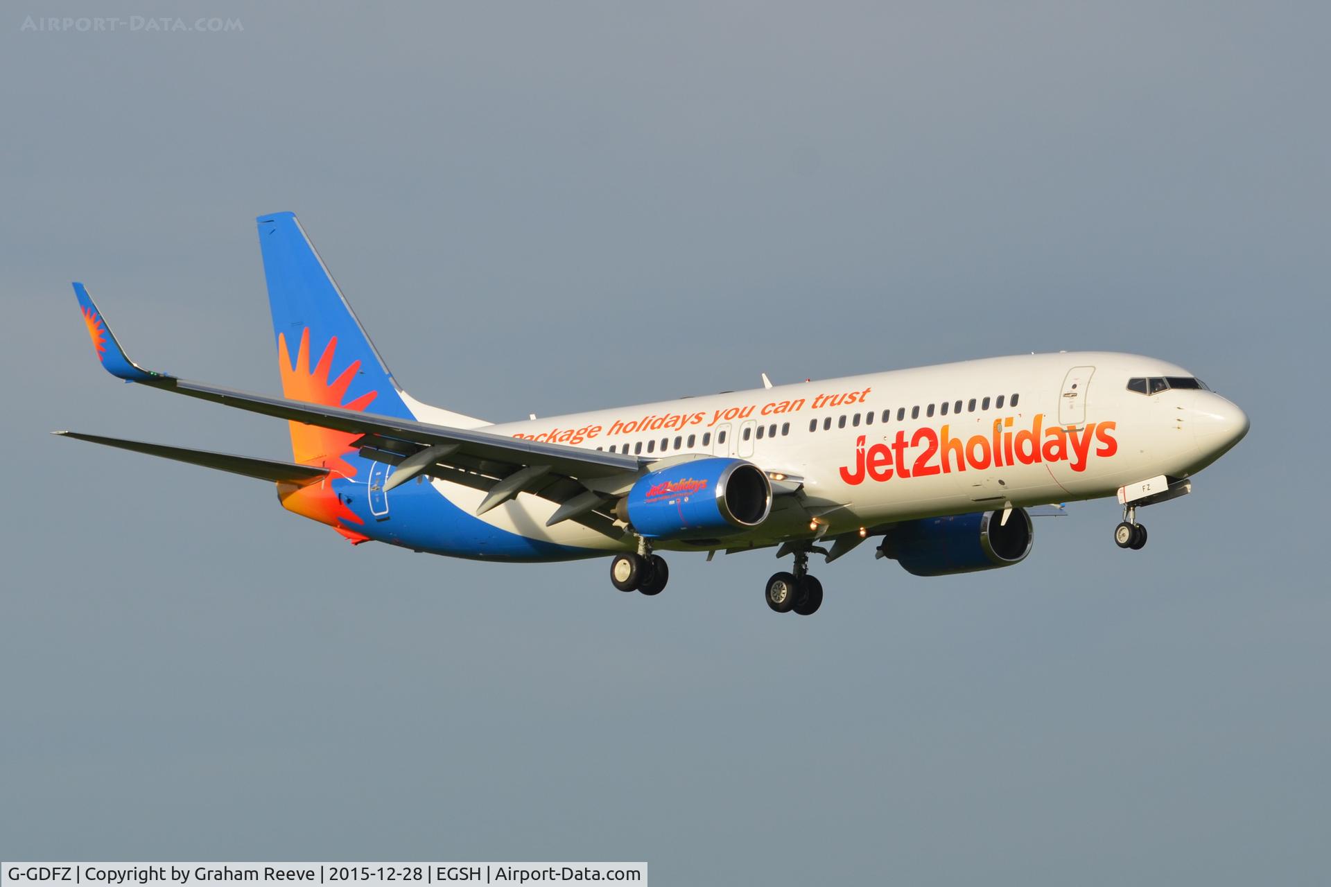 G-GDFZ, 2001 Boeing 737-86Q C/N 30276, Landing a Norwich.