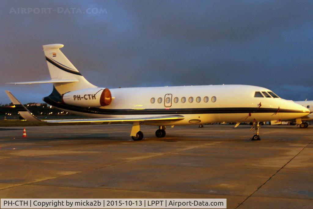PH-CTH, 2011 Dassault Falcon 2000LX C/N 194, Parked