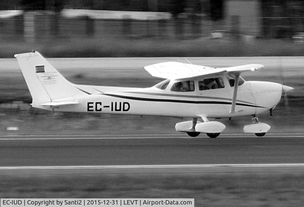 EC-IUD, 1978 Cessna 172N Skyhawk C/N 17270396, Taking off, RWY 04.