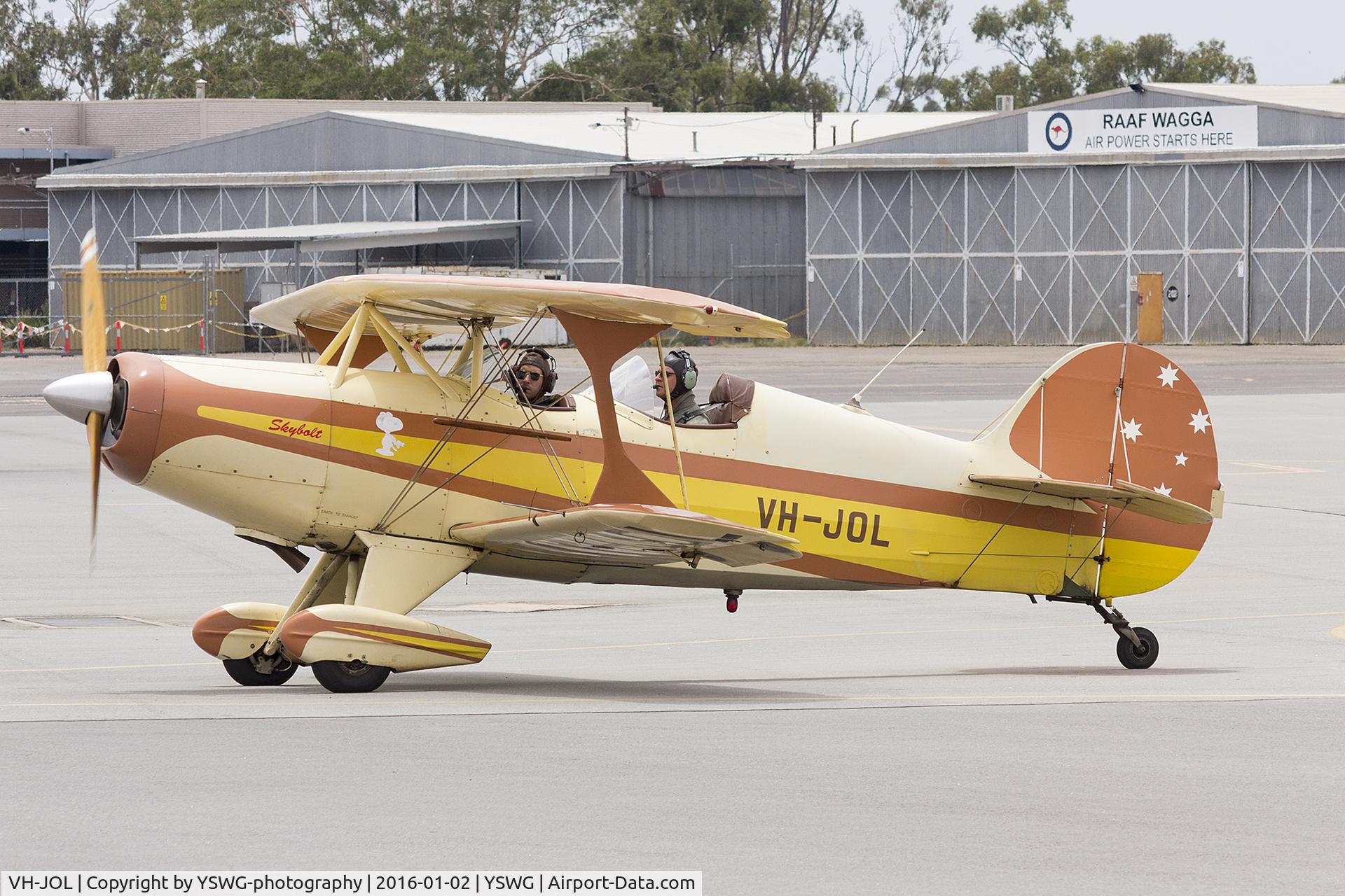 VH-JOL, 1984 Steen Skybolt C/N V64, Steen Skybolt (VH-JOL) taxiing at Wagga Wagga Airport.