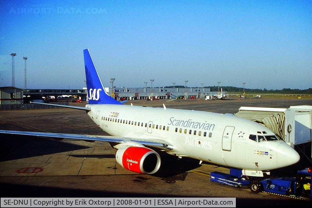 SE-DNU, 1999 Boeing 737-683 C/N 28303, SE-DNU in ARN AUG02
