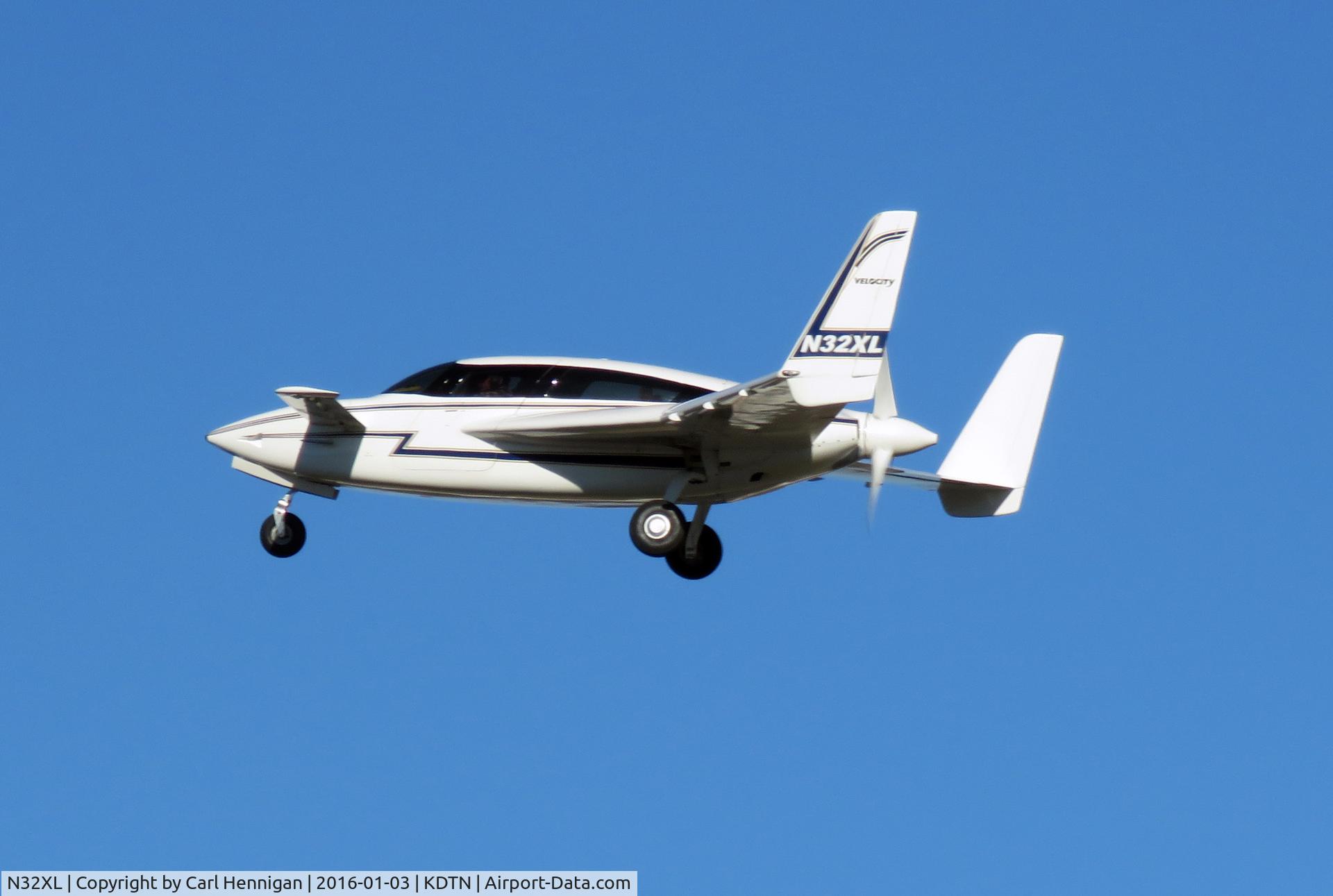 N32XL, Velocity Velocity XL RG C/N N474, Departing runway 32 at Shreveport Downtown Airport