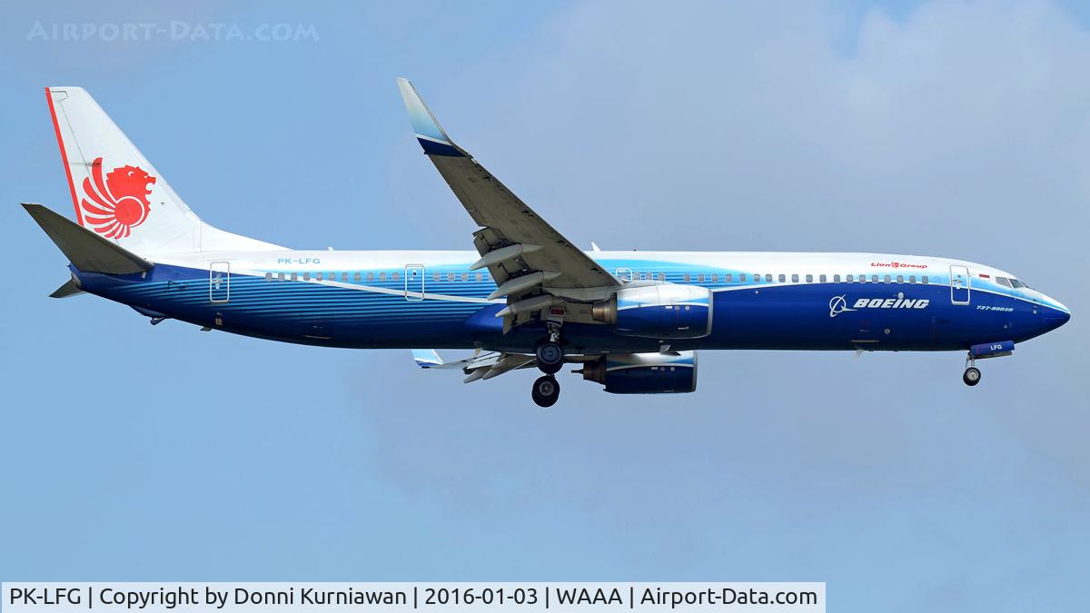 PK-LFG, 2006 Boeing 737-9GP/ER C/N 35680, clear to land runway 03