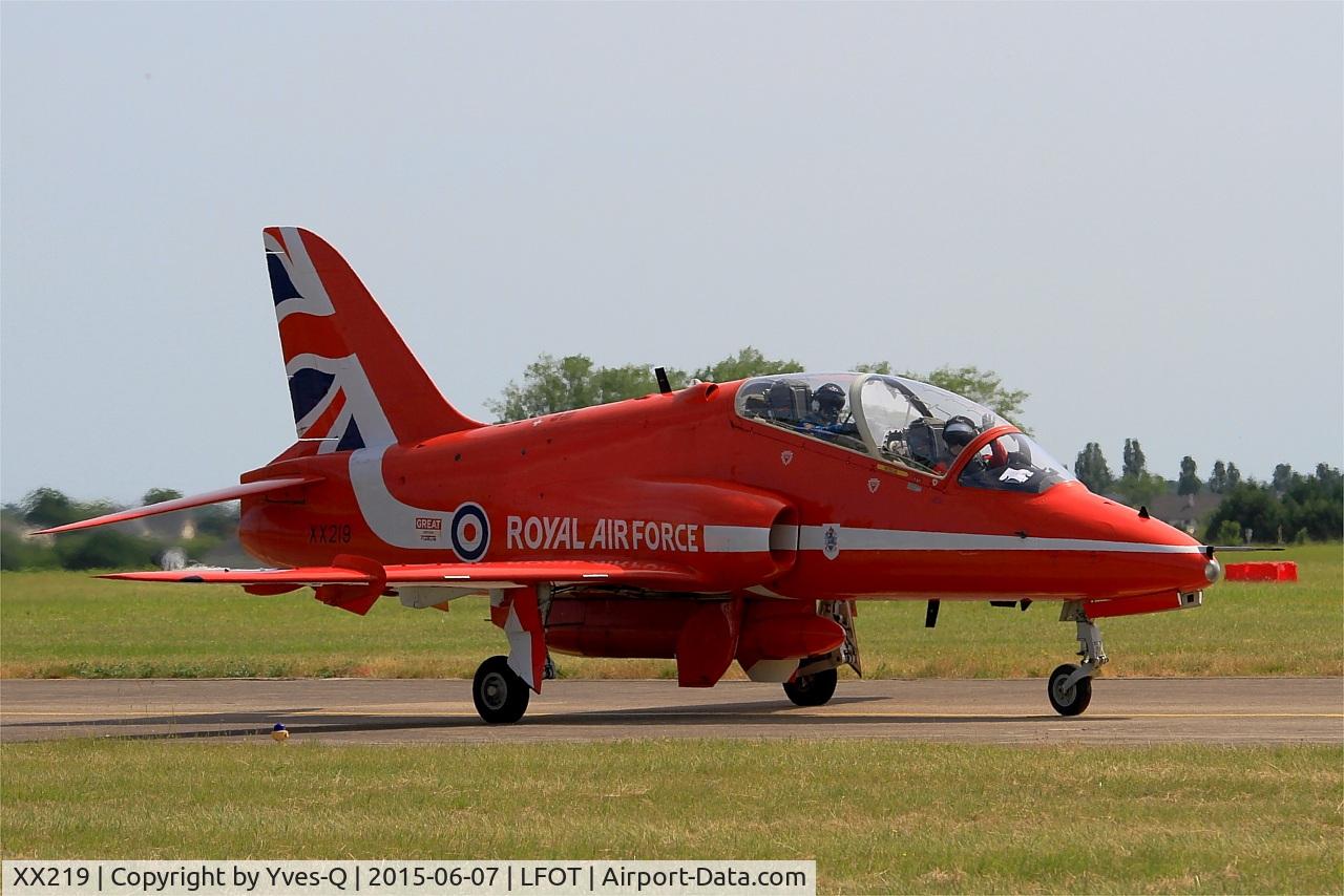 XX219, 1978 Hawker Siddeley Hawk T.1A C/N 055/312055, Royal Air Force Red Arrows Hawker Siddeley Hawk T.1A, Taxiing to parking area, Tours-St Symphorien Air Base 705 (LFOT-TUF) Open day 2015