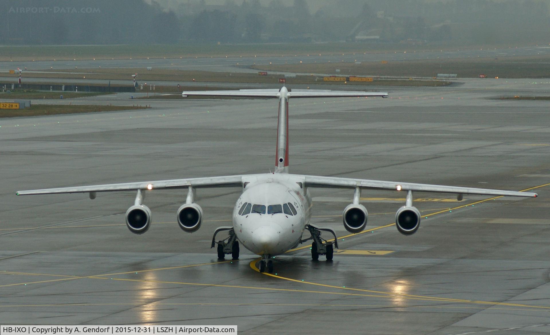 HB-IXO, 1996 British Aerospace Avro 146-RJ100 C/N E3284, Swiss, on the way to the gate at Zürich-Kloten(LSZH)