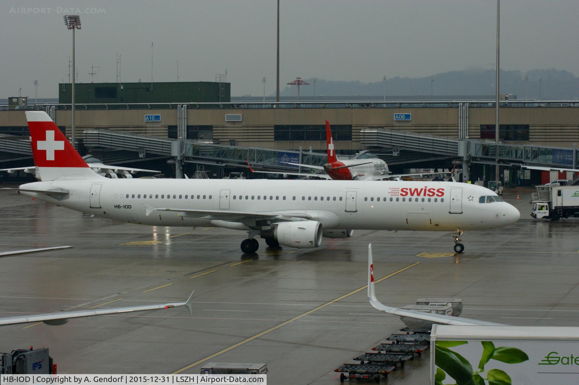 HB-IOD, 1995 Airbus A321-111 C/N 522, Swiss, is here searching for a free gate at Zürich-Kloten(LSZH)