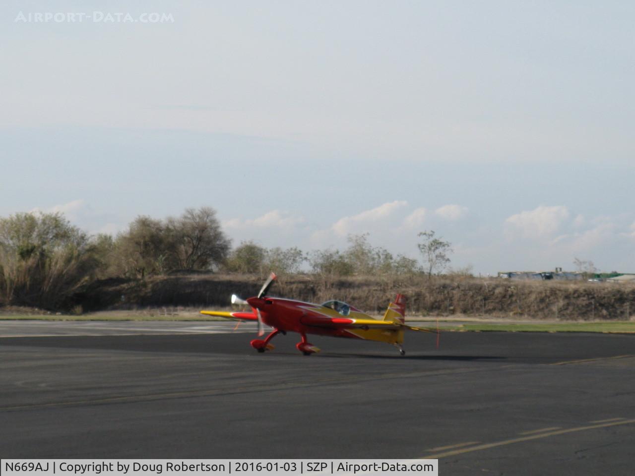 N669AJ, Extra EA-330SC C/N SC001E, Extrafleugzeugproduktions EA330/SC, Lycoming AEIO-540-L1B5 300 Hp, modified/customized, holding short Rwy 04