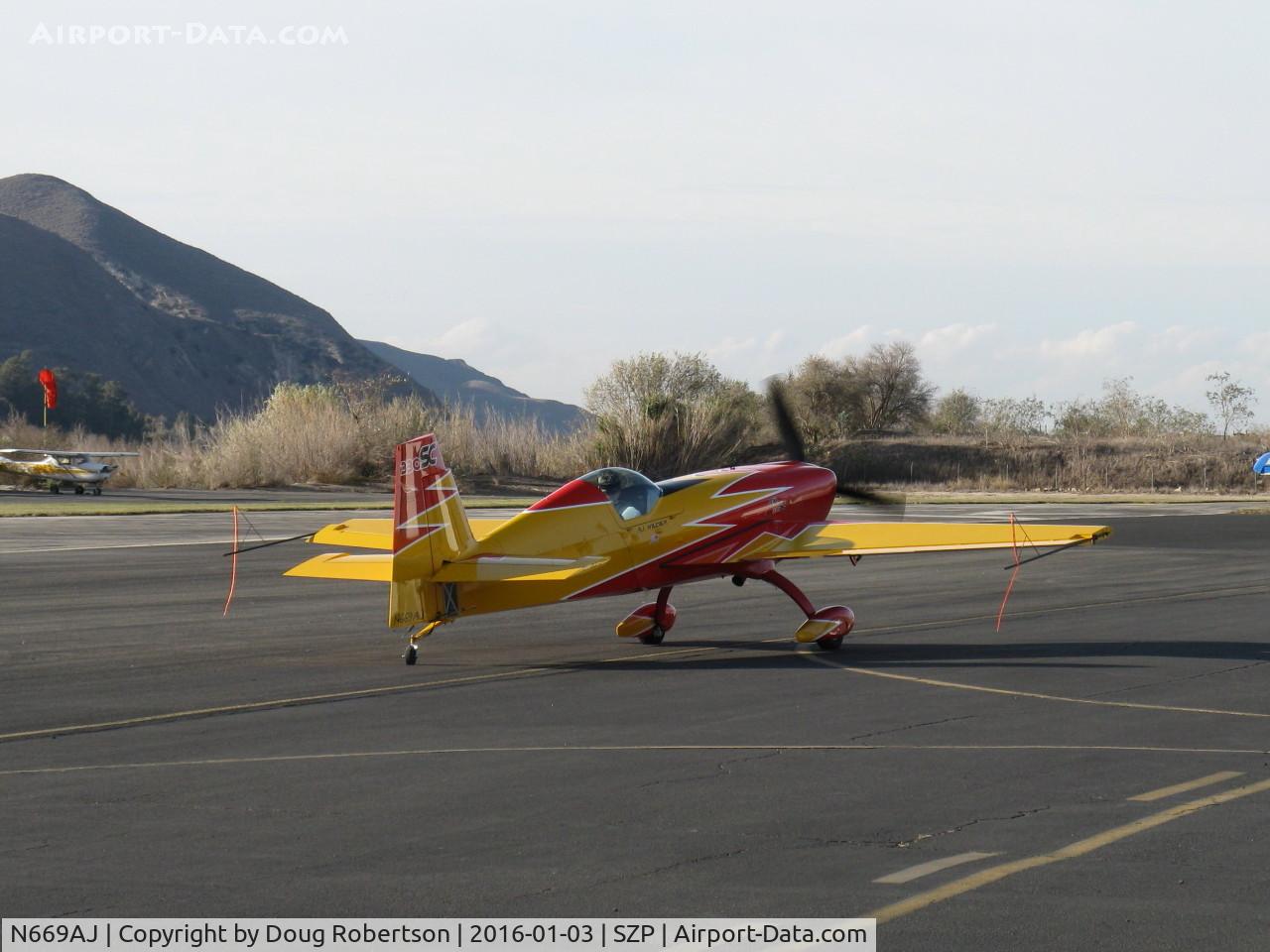 N669AJ, Extra EA-330SC C/N SC001E, Extrafleugzeugproduktions EA330/SC, Lycoming AEIO-540-L1B5 300 Hp, customized, modified, taxi to Rwy 04