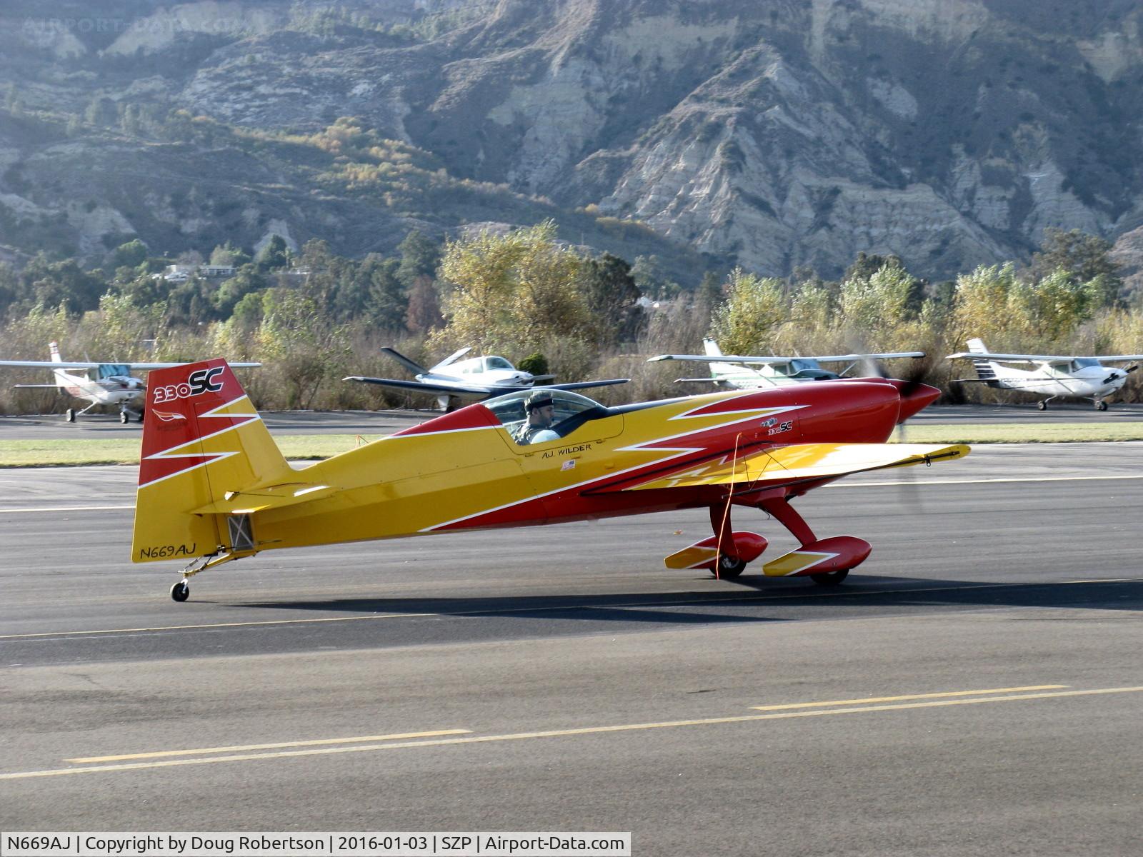 N669AJ, Extra EA-330SC C/N SC001E, Extraflugzeugproduktions EA330/SC, Lycoming AEIO-540 L1B5 300 Hp, fully aerobatic, short wing version modified, customized-can you spot the differences? taxi to Rwy 04