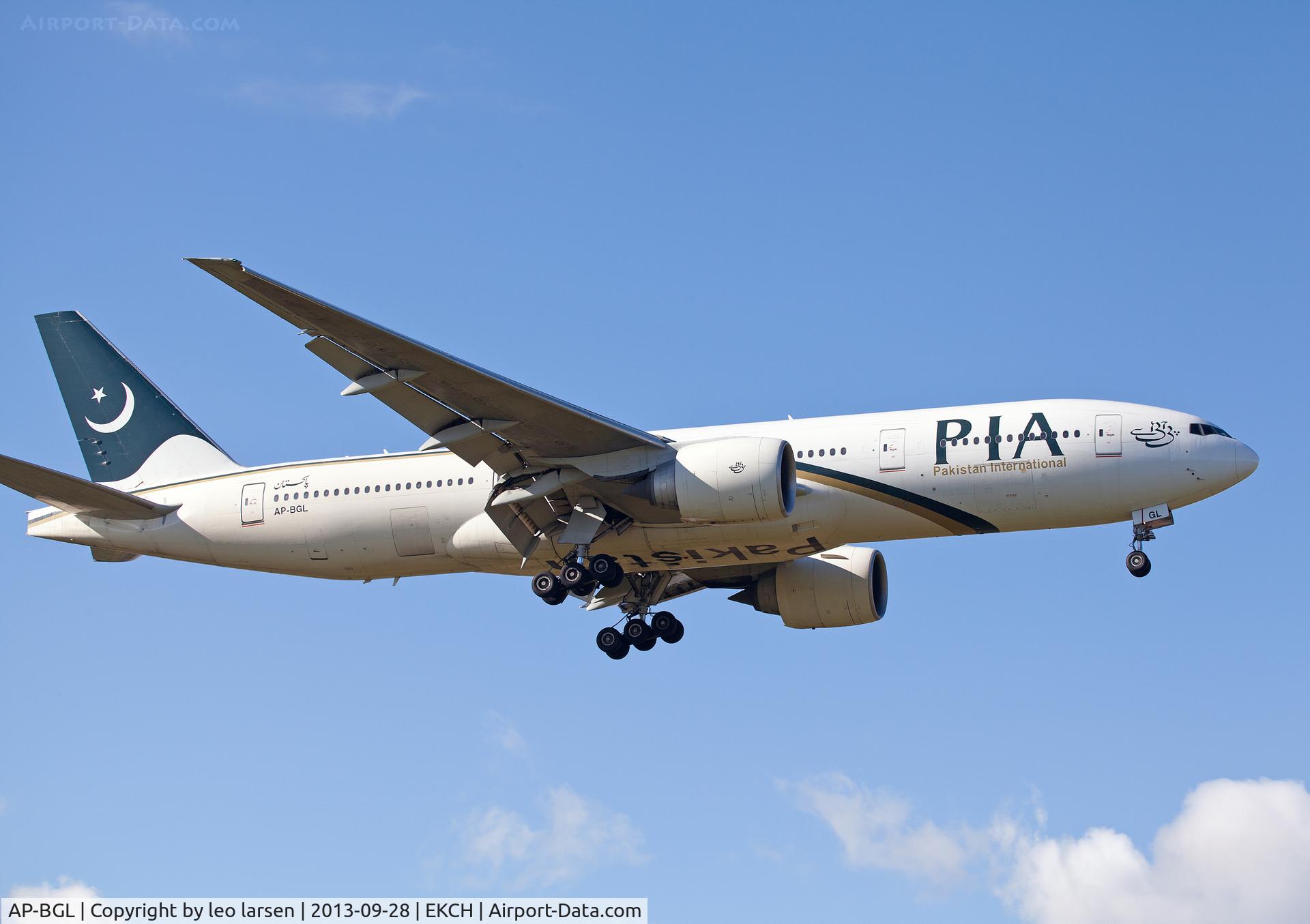 AP-BGL, 2004 Boeing 777-240/ER C/N 33777, Copenhagen 28.9.13
