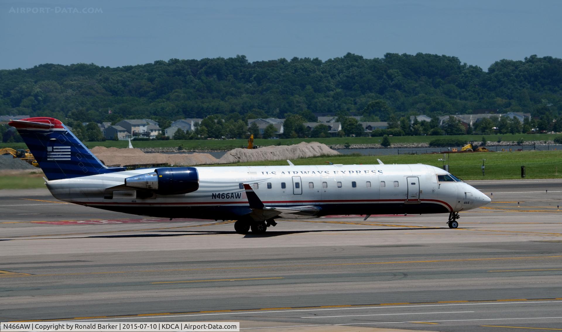 N466AW, 2004 Bombardier CRJ-200LR (CL-600-2B19) C/N 7899, Taxi National