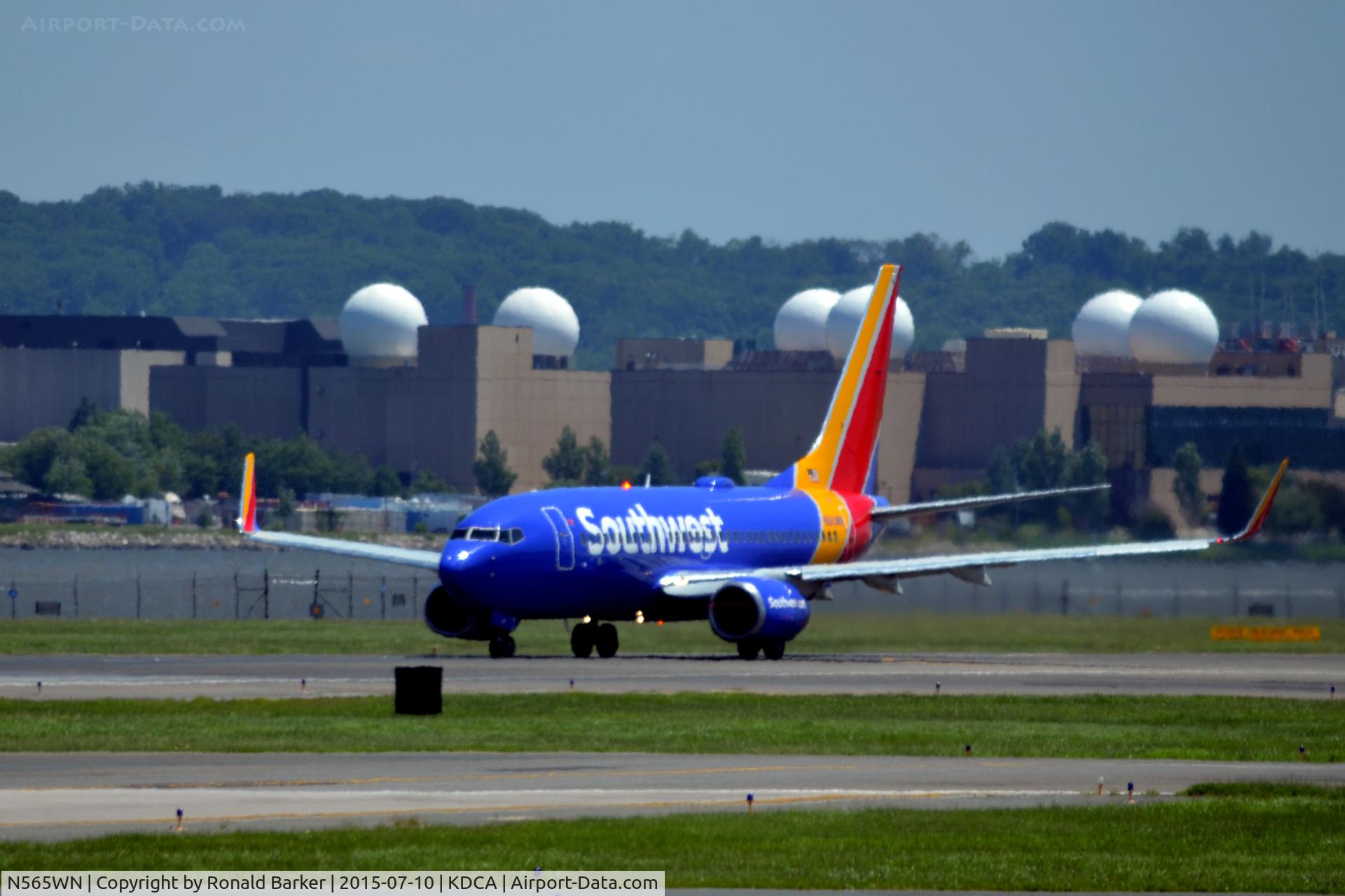 N565WN, 2002 Boeing 737-76Q C/N 30282, Takeoff National