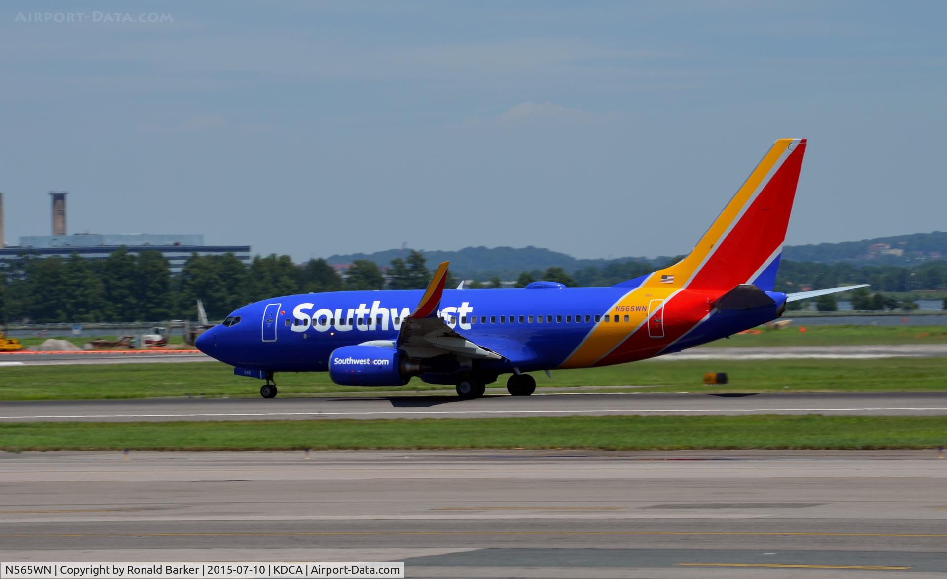 N565WN, 2002 Boeing 737-76Q C/N 30282, Takeoff National