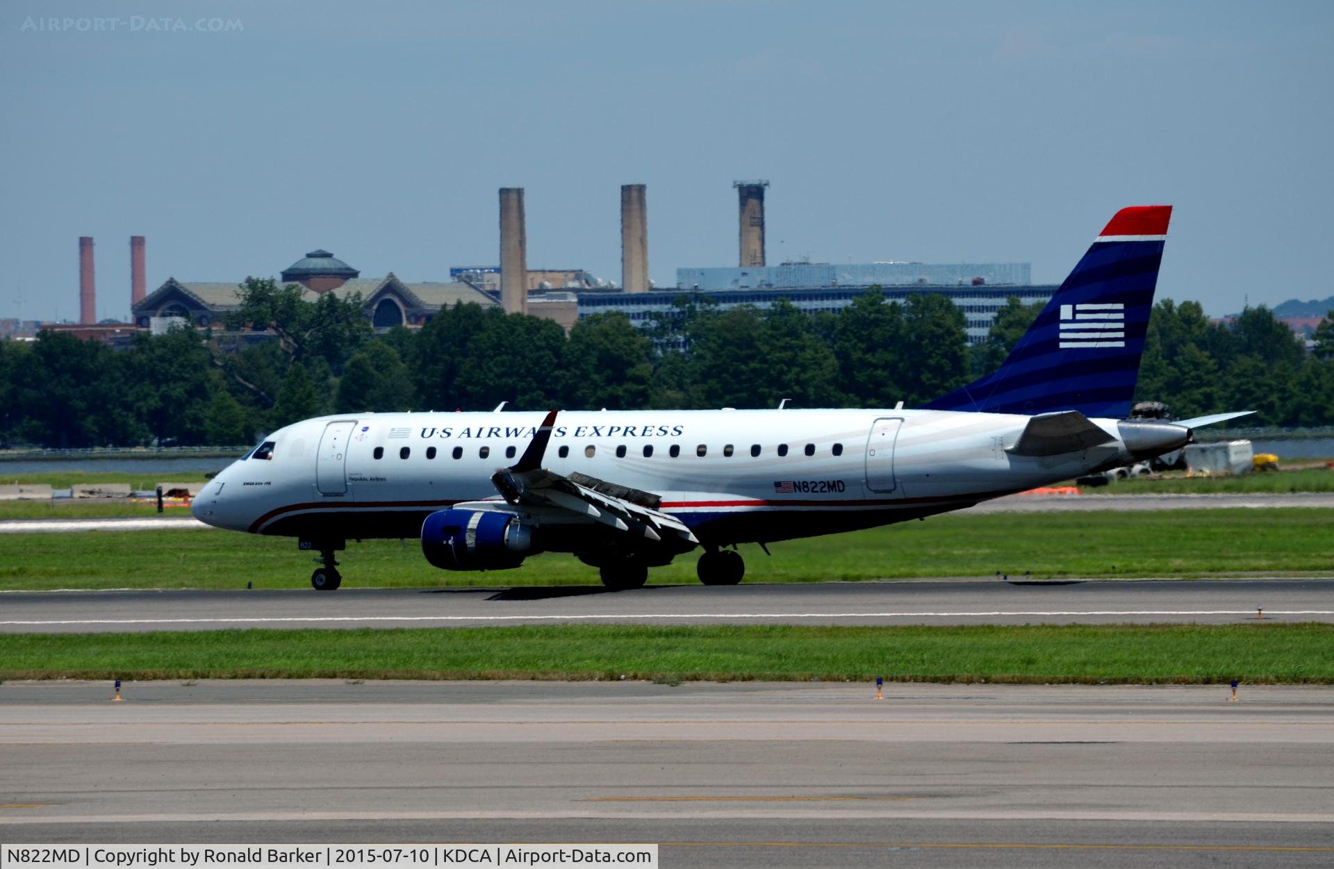 N822MD, 2004 Embraer 170SU (ERJ-170-100SU) C/N 17000043, Landing National