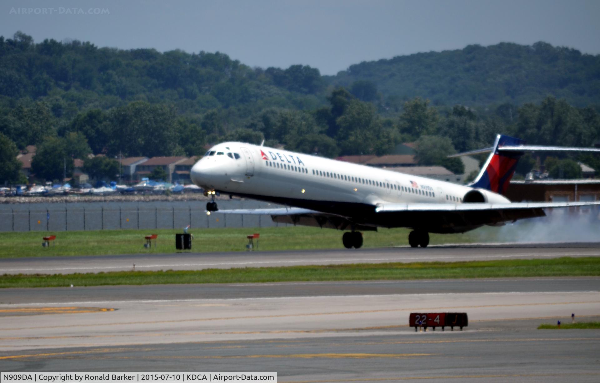 N909DA, 1995 McDonnell Douglas MD-90-30 C/N 53389, Touchdown National