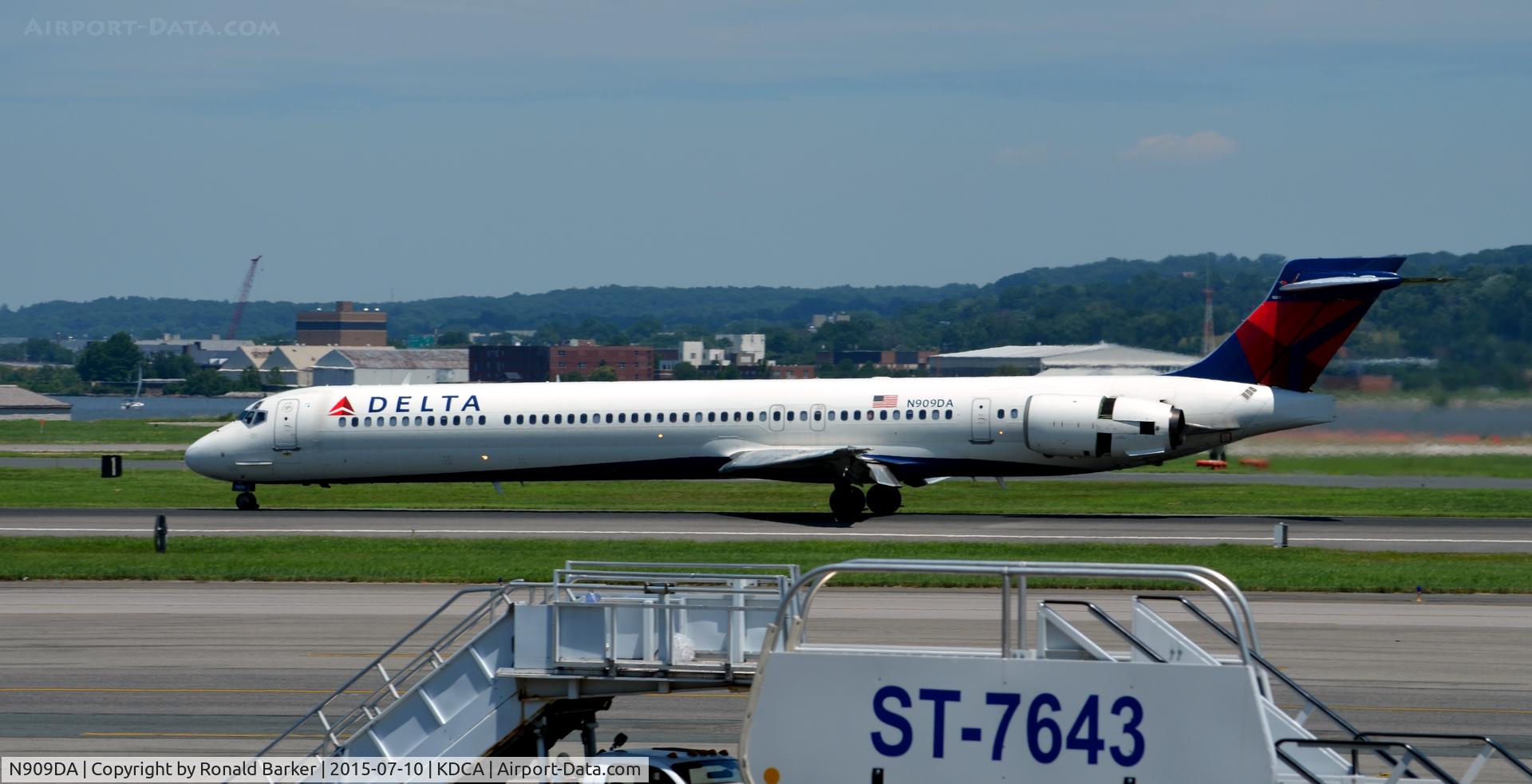 N909DA, 1995 McDonnell Douglas MD-90-30 C/N 53389, Landing roll National