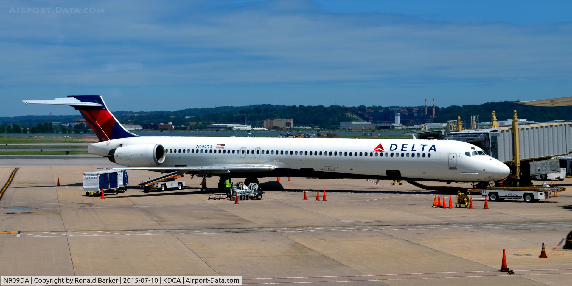 N909DA, 1995 McDonnell Douglas MD-90-30 C/N 53389, Gate 19 National