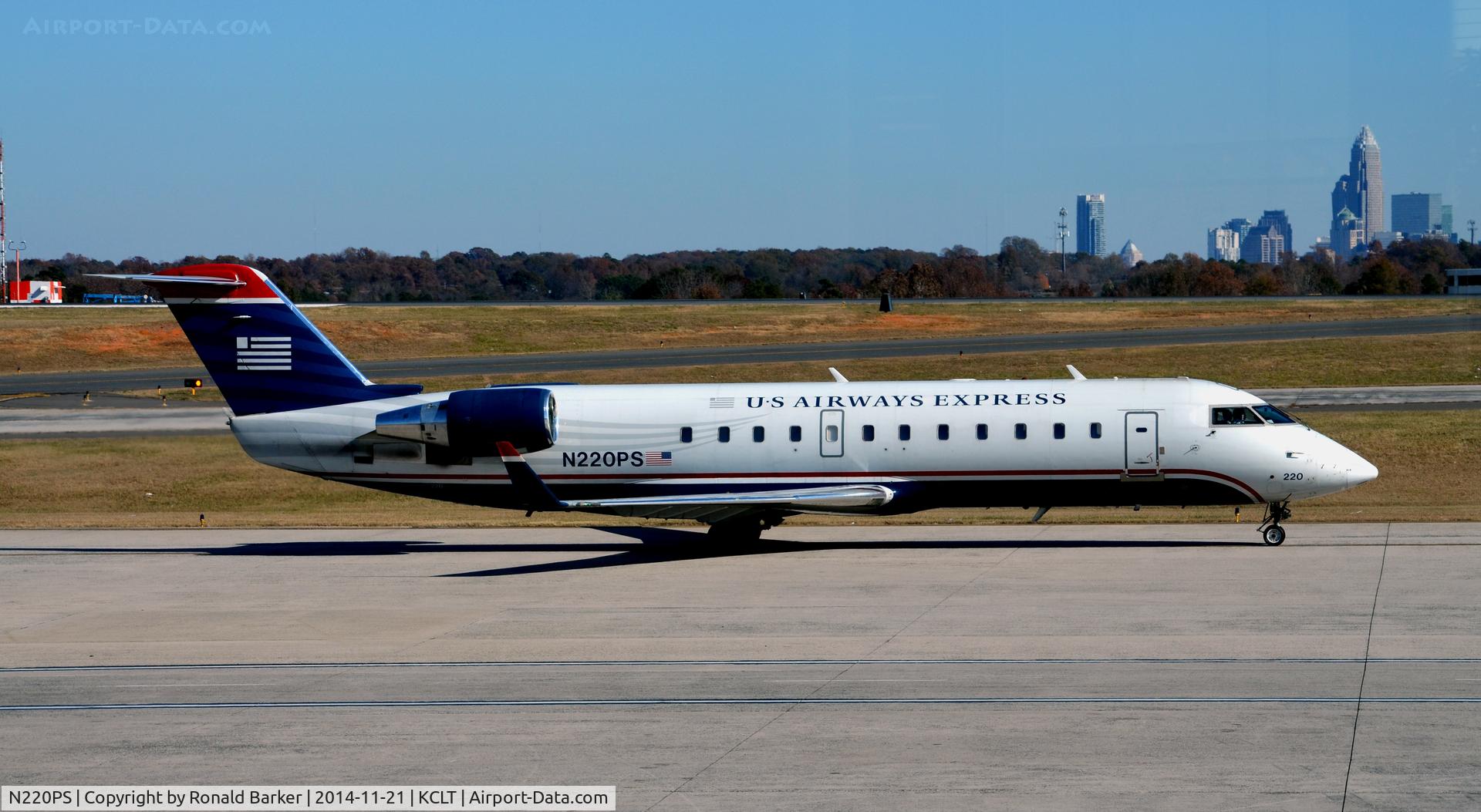 N220PS, Bombardier CRJ-200ER (CL-600-2B19) C/N 7887, Taxi CLT