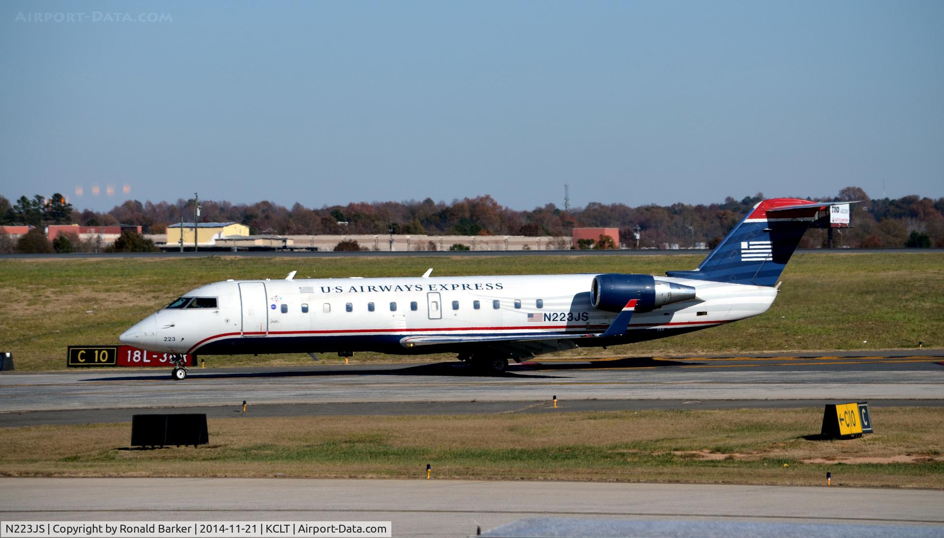 N223JS, 2004 Bombardier CRJ-200ER (CL-600-2B19) C/N 7892, Taxi CLT