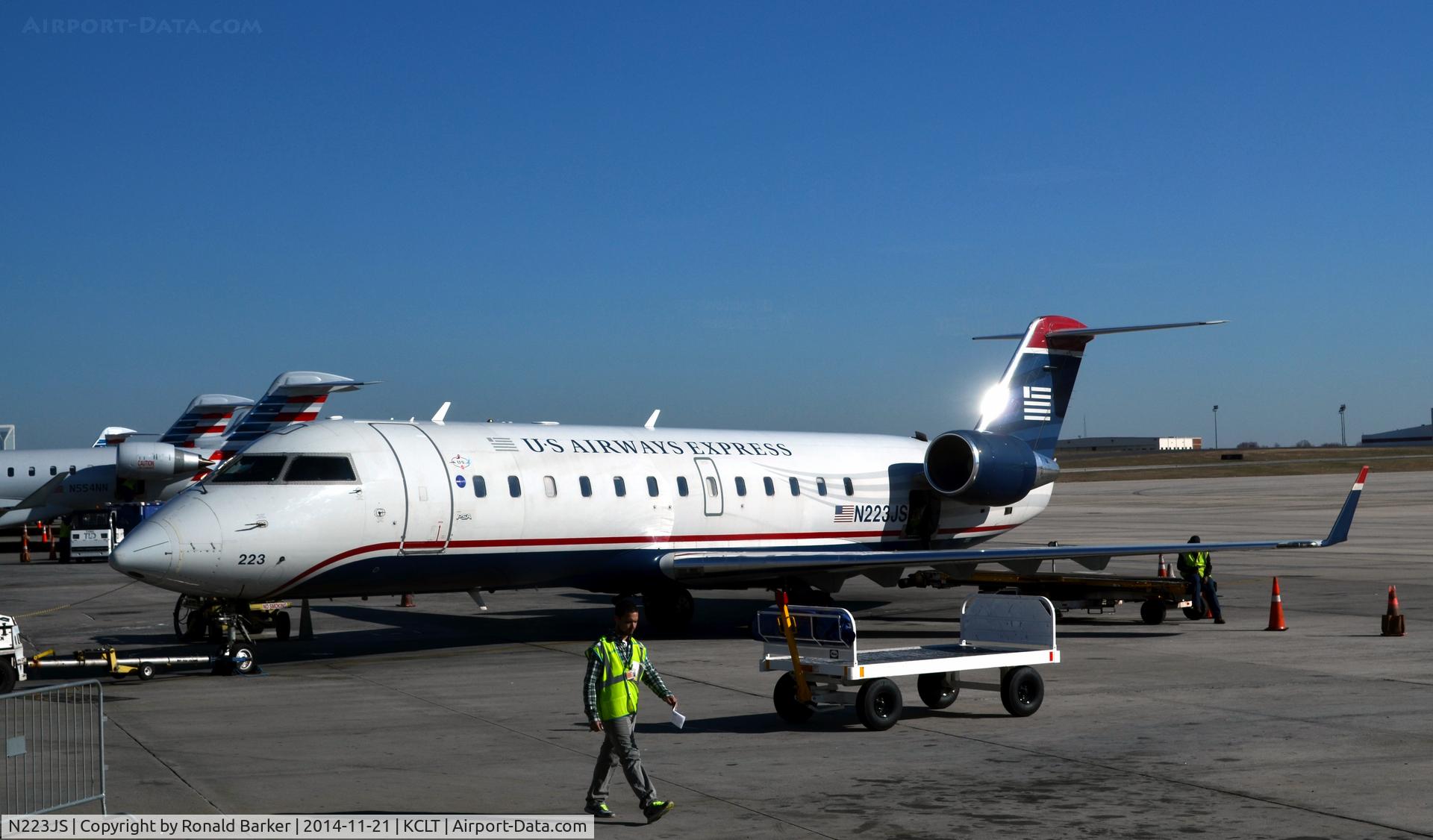 N223JS, 2004 Bombardier CRJ-200ER (CL-600-2B19) C/N 7892, Taxi to park CLT