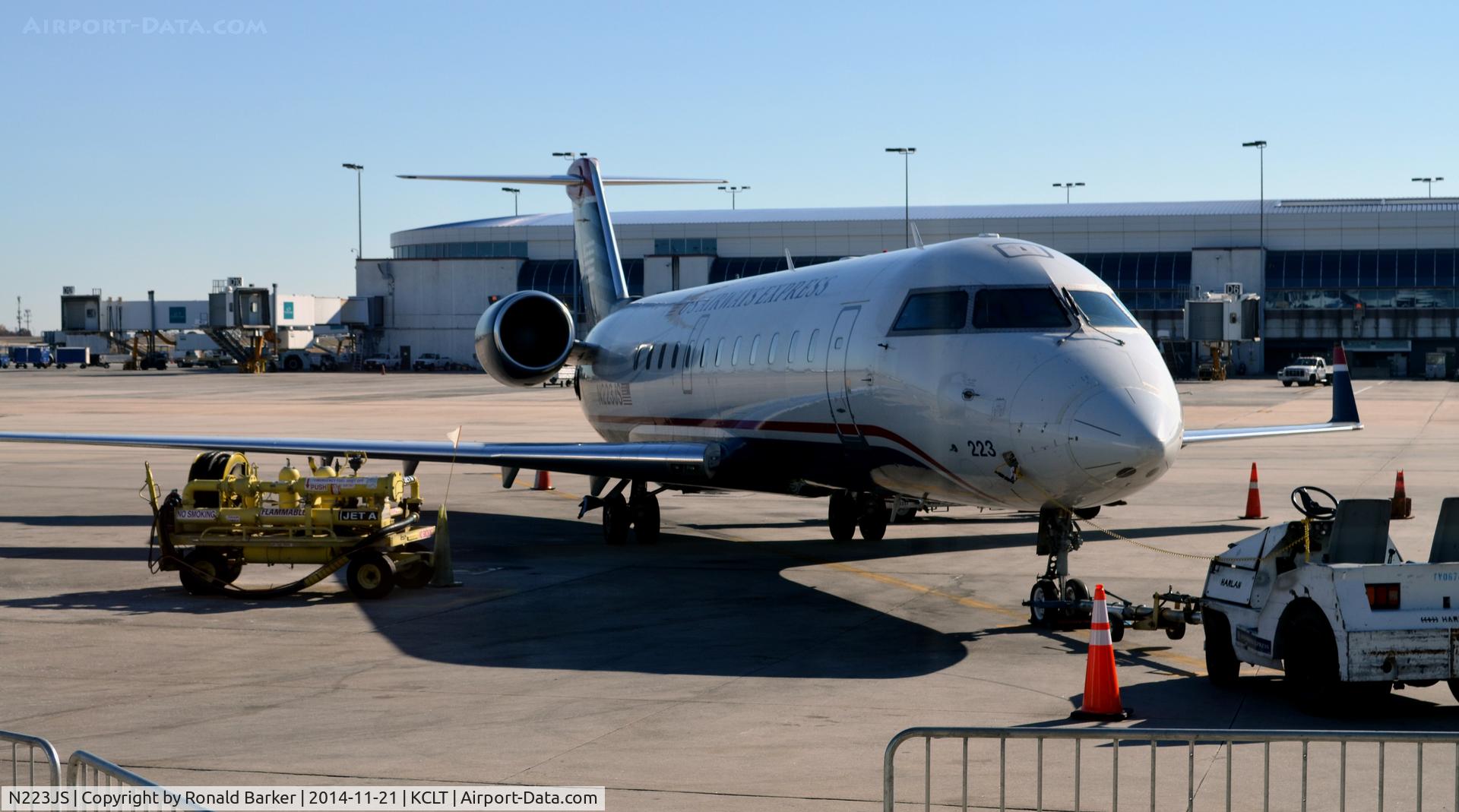 N223JS, 2004 Bombardier CRJ-200ER (CL-600-2B19) C/N 7892, At the gate CLT