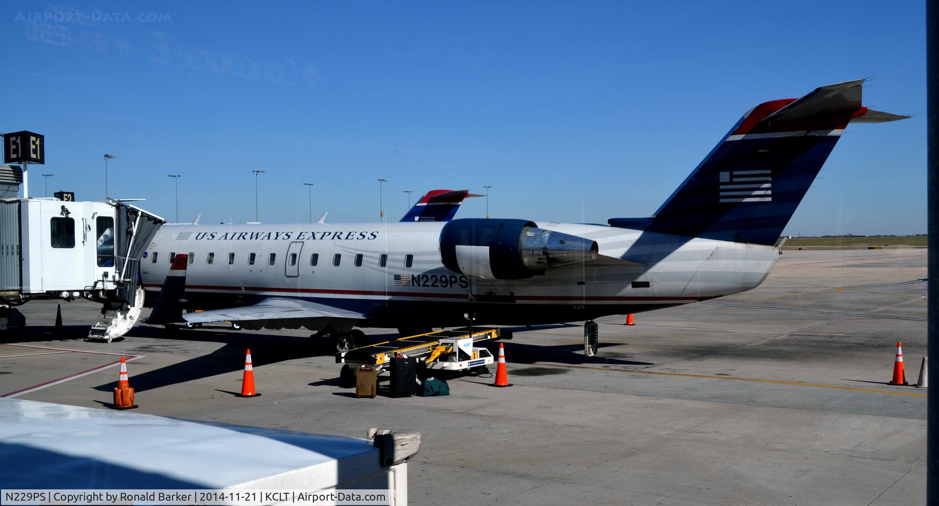 N229PS, 2004 Bombardier CRJ-200ER (CL-600-2B19) C/N 7898, Gate E1 CLT
